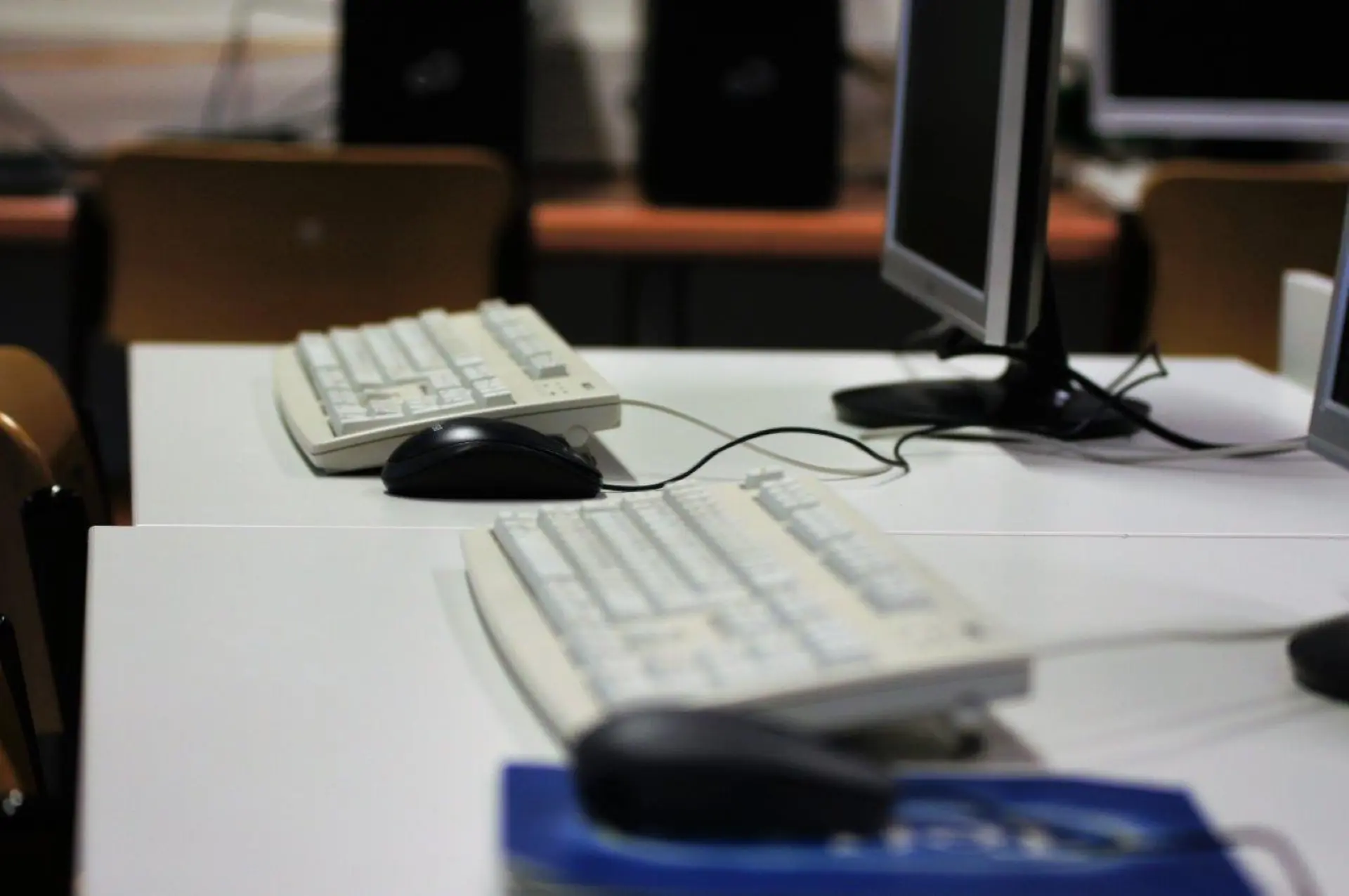 PC-Raum mit Tastaturen