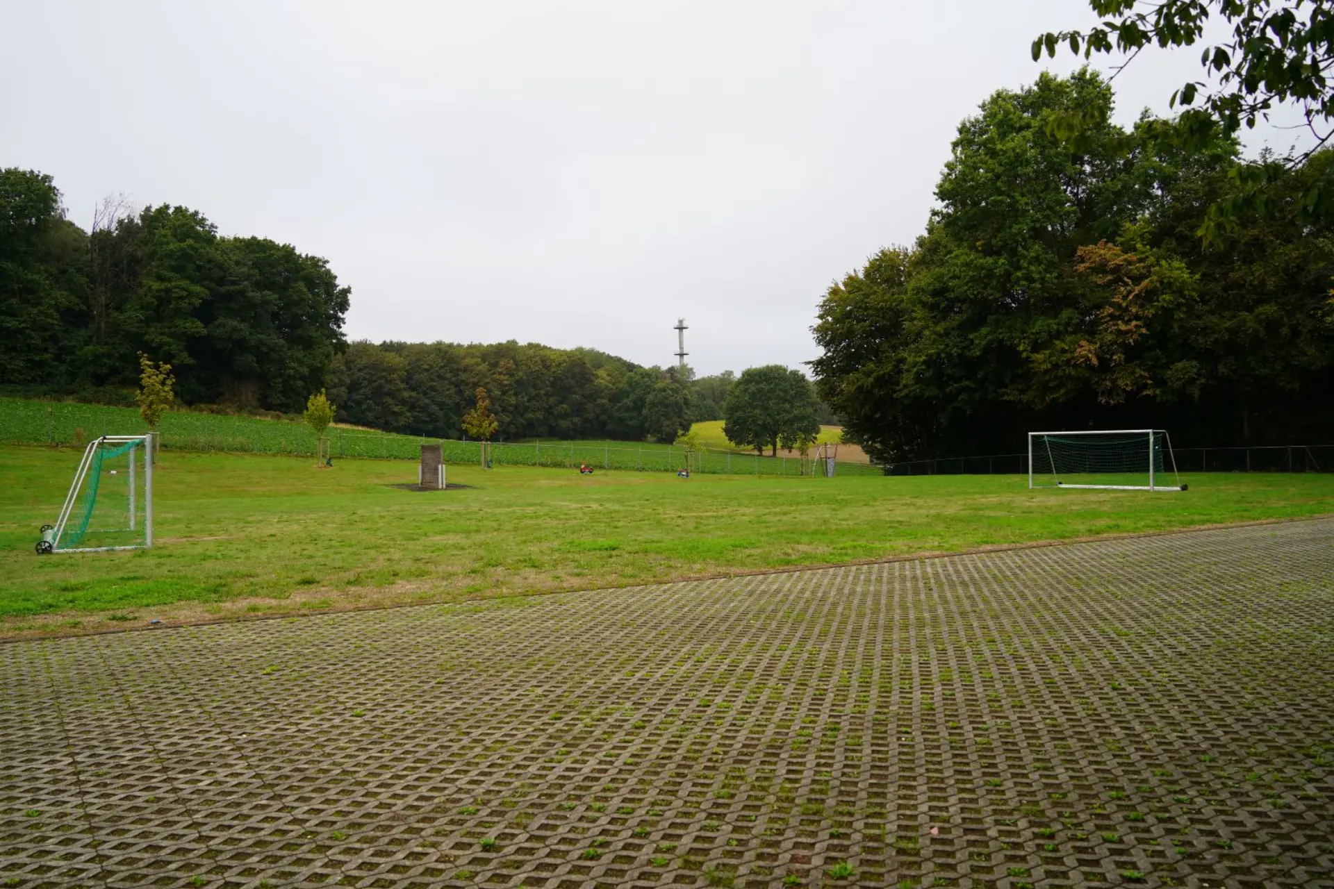 Schulhof mit Fußballfeld