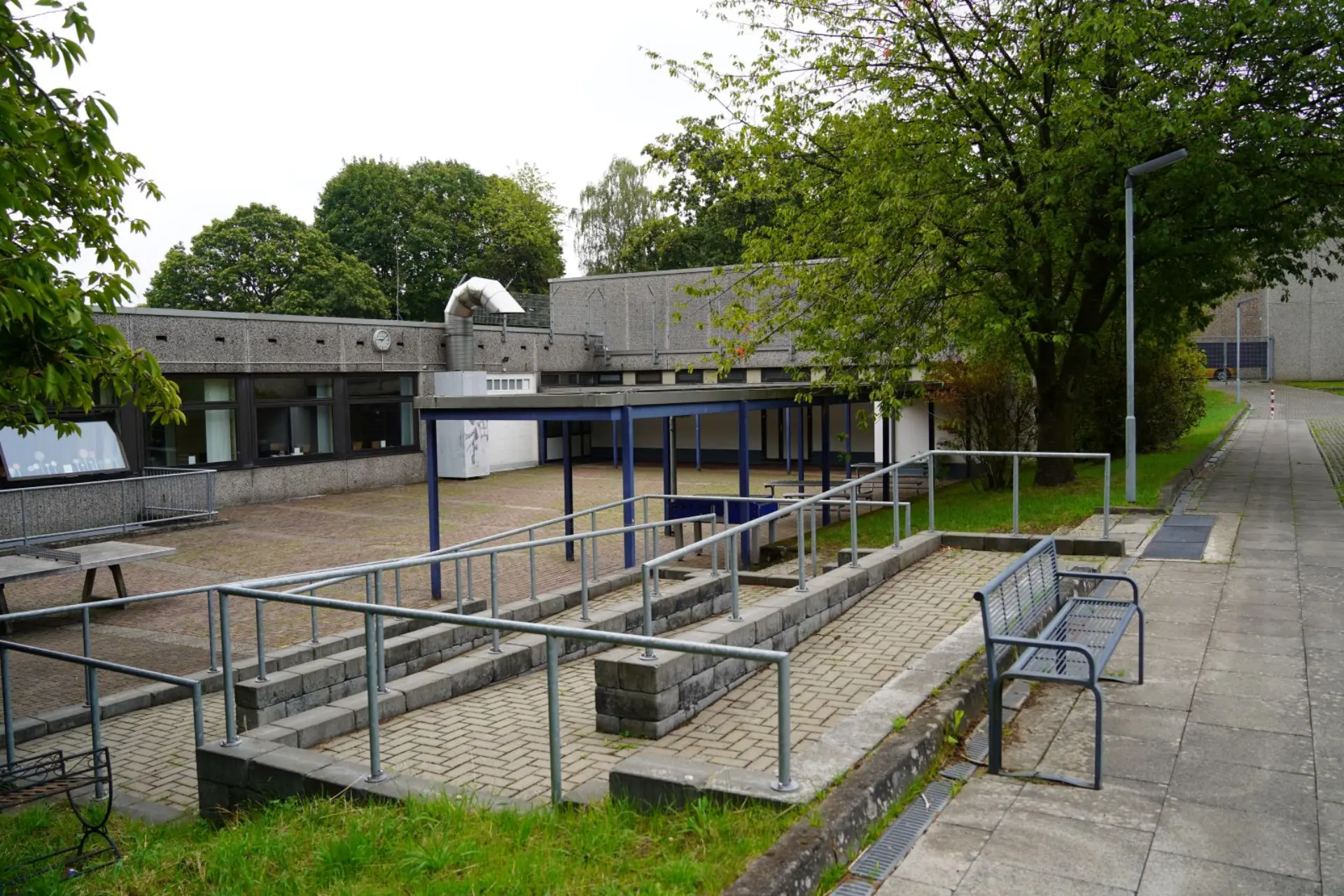 Schulhof der LVR-Hanns-Dieter-Hüsch-Schule