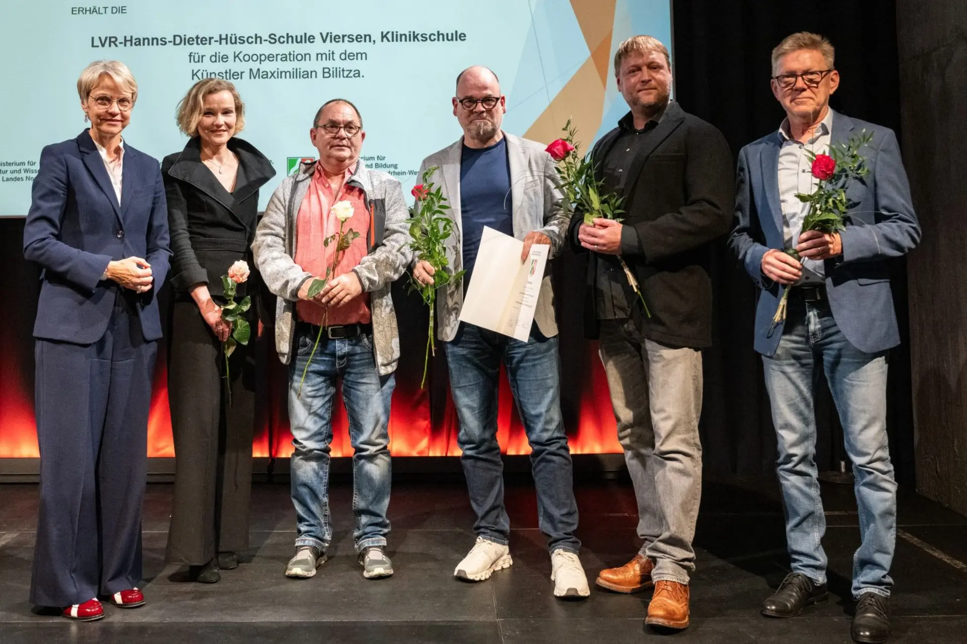 Gruppenfoto mit Ministerin Feller und Schulleitung der LVR-Hanns-Dieter-Hüsch-Schule bei der Preisverleihung NRW-Preis für kulturelle Bildung