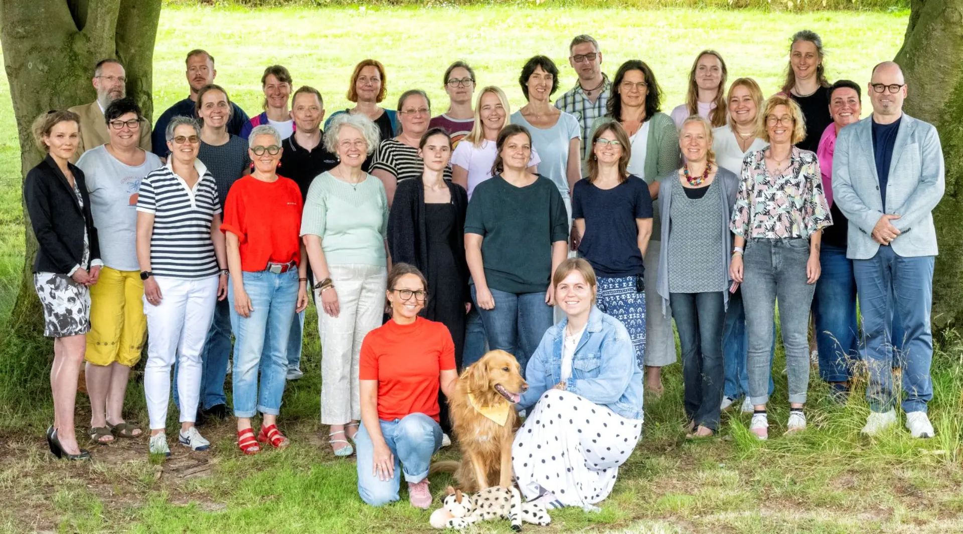 Kollegium der LVR-Hanns-Dieter-Hüsch-Schule von oben fotografiert