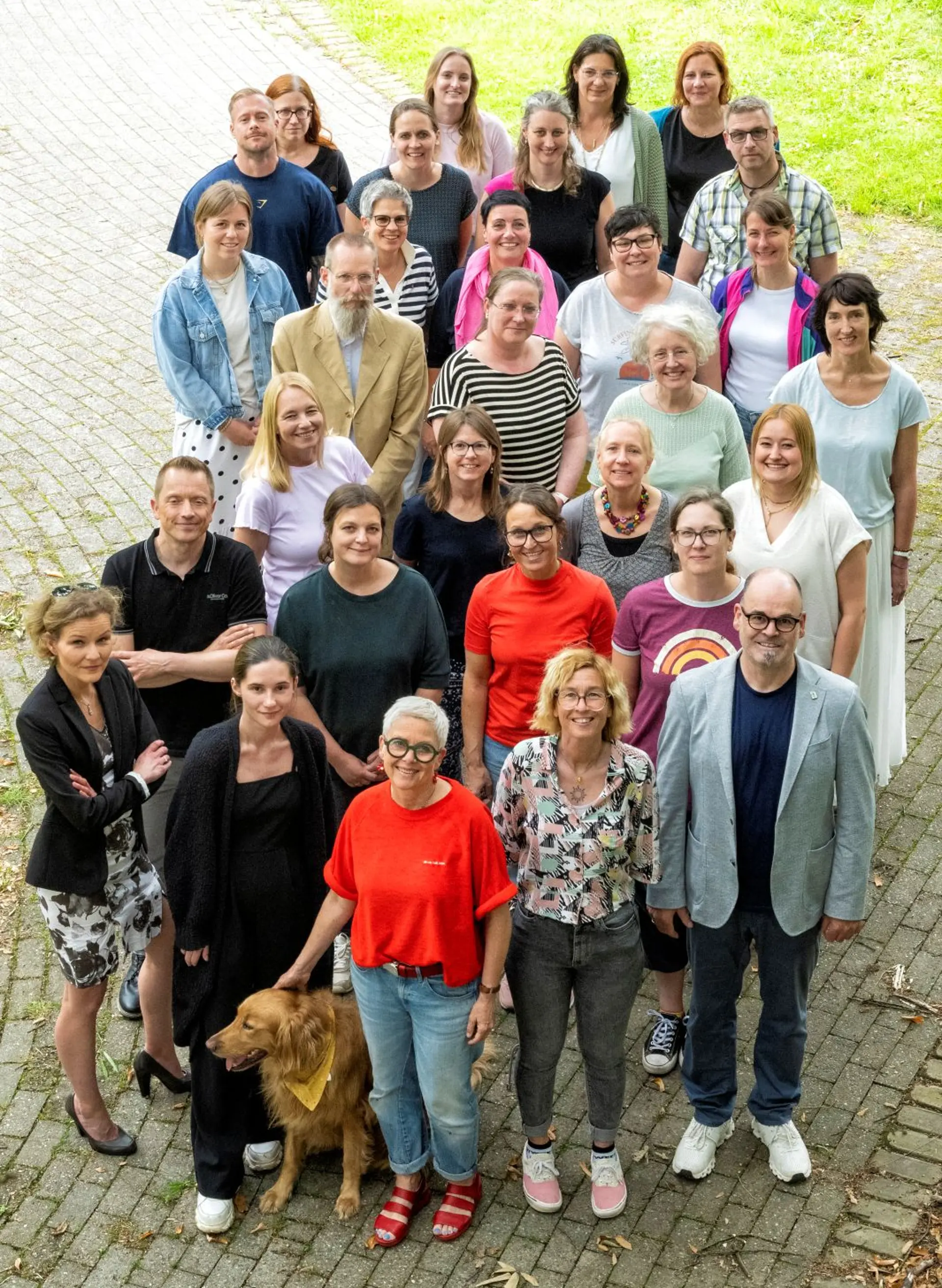 Kollegium der LVR-Hanns-Dieter-Hüsch-Schule von oben fotografiert