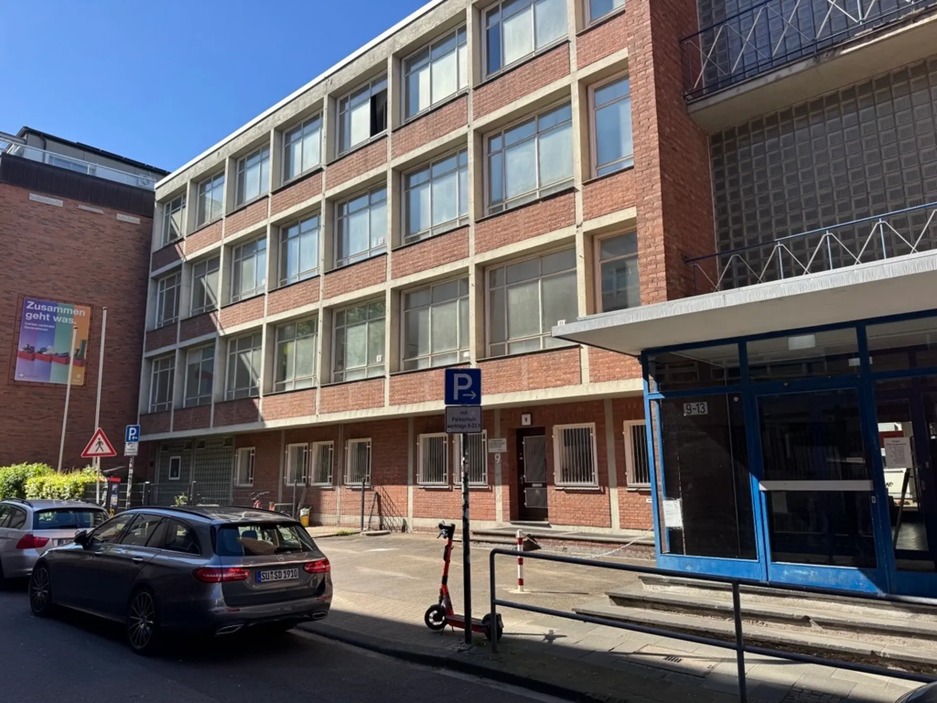 Das ehemalige Schulgebäude mit dem Haupteingang in der Georgstraße heute 