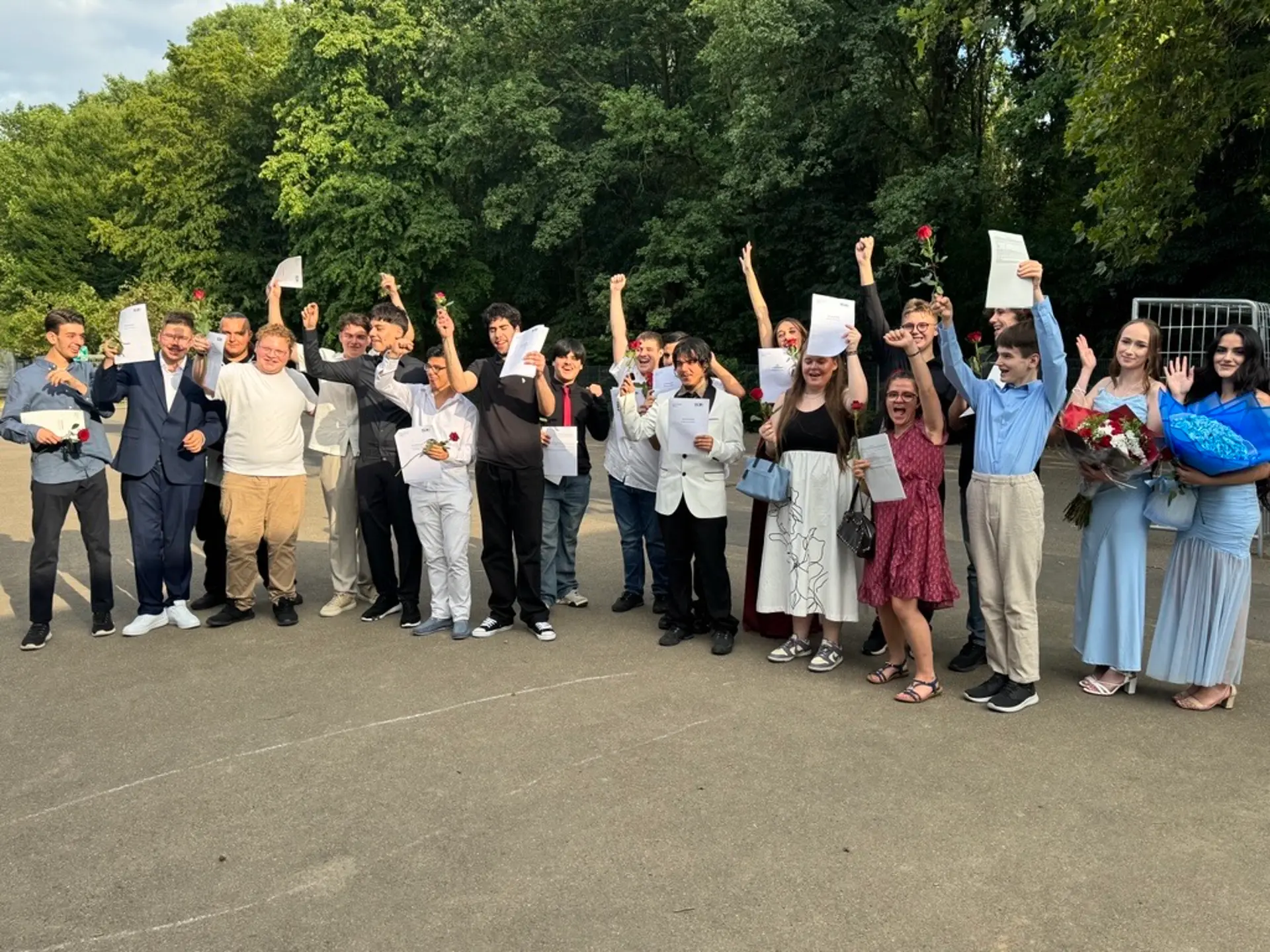 Gruppenfoto der AbschlusschülerInnen nach der Zeugnisverleihung auf dem Schulhof