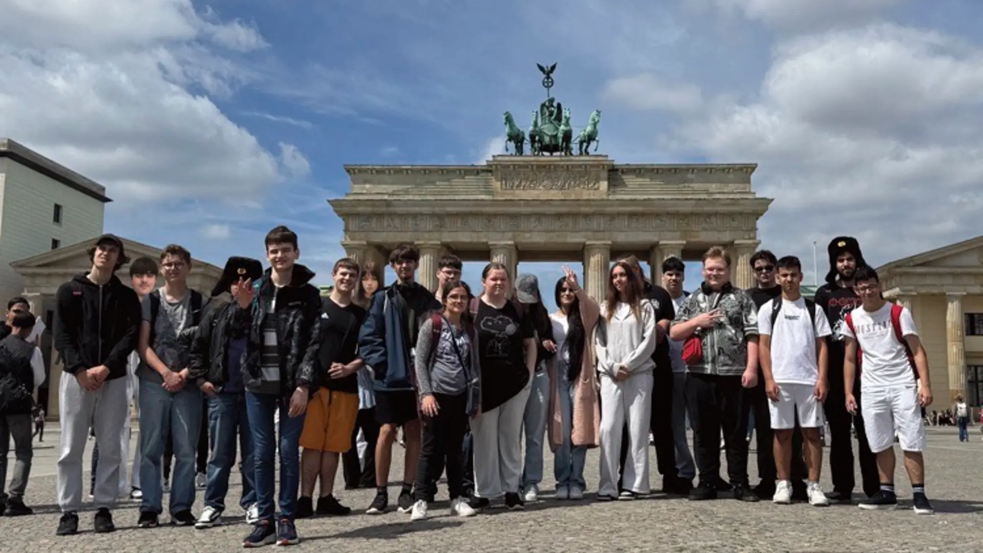 Gruppenbild vor dem Brandenburger Tor in Berlin, Schüler der Klassen 10