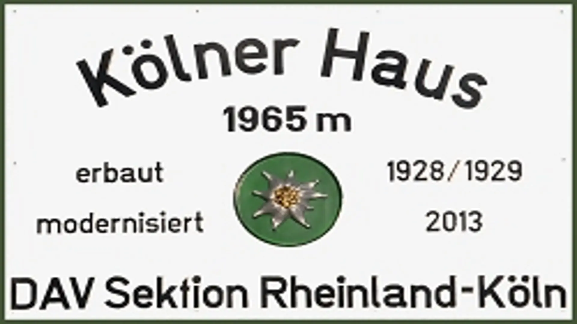 Eine große Gruppe aus Schüler*innen und ein paar Lehrkräften macht eine Wanderung in der Natur und läuft auf einem Weg an einem Fluss entlang. Alles drum-herum ist grün, das Wetter ist sonnig.