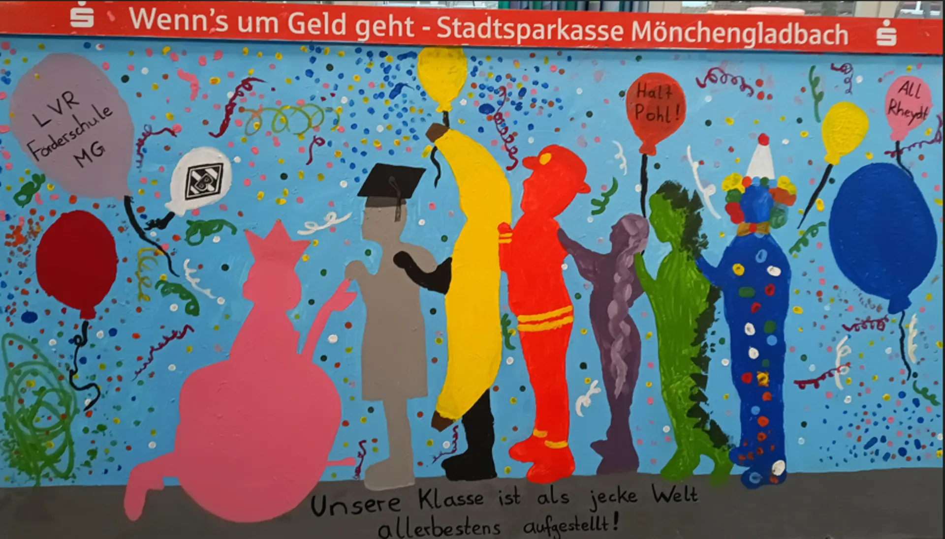 Ein großes farbenfrohes Gemäldebild mit den bunten Umrissen von sieben Schüler*innen, Konfetti und Ballons drum-herum