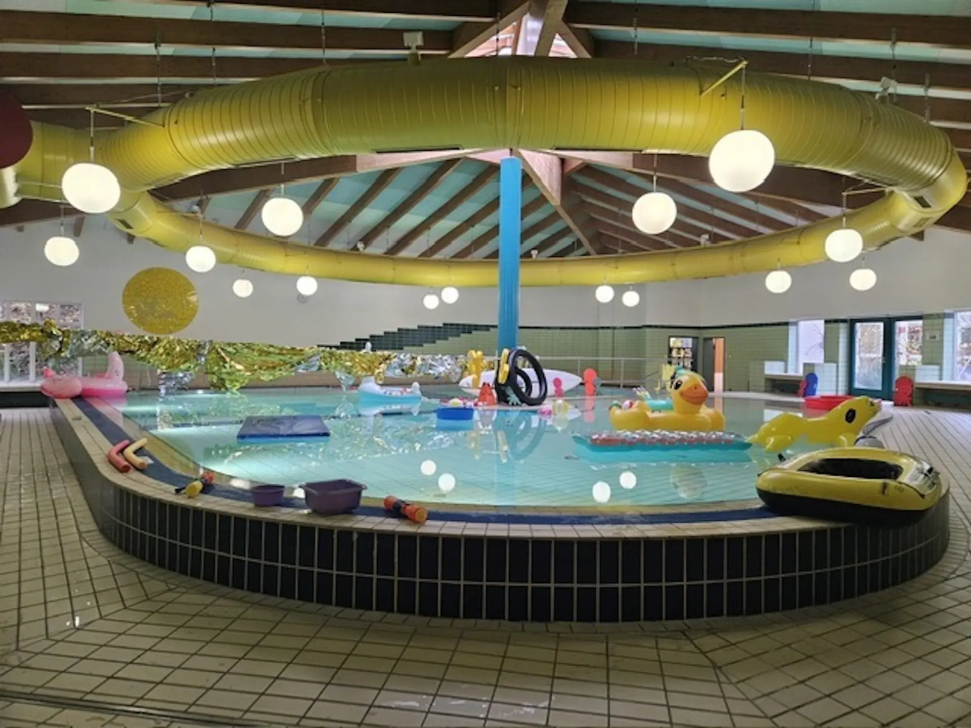 Schwimmbad geschmückt für SMB Schwimmfest
