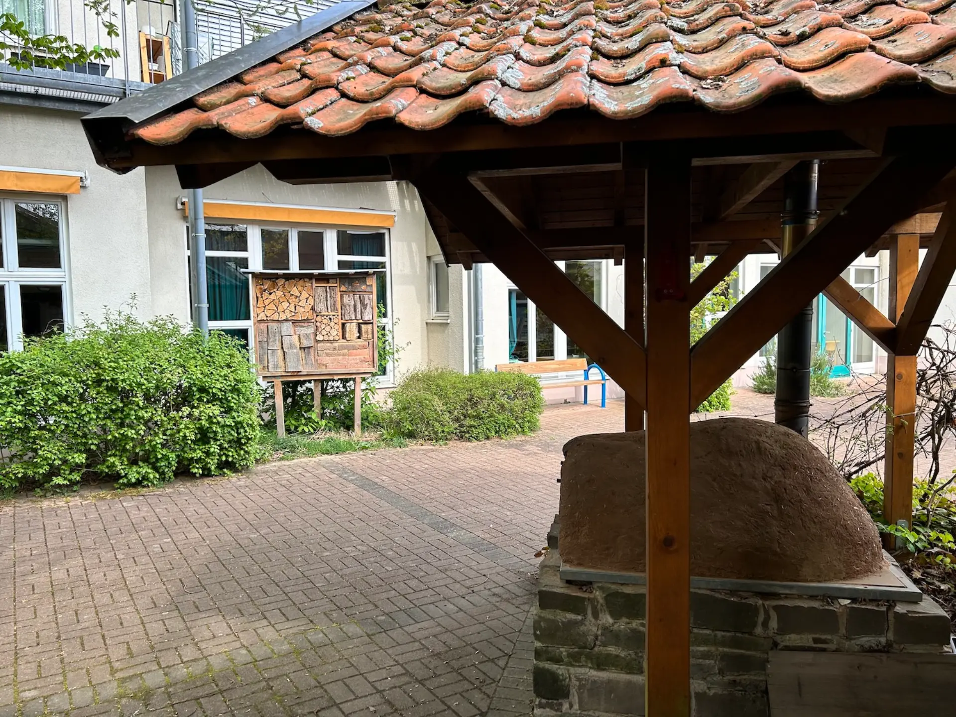 Lehmofen im Außenbereich der Schule
