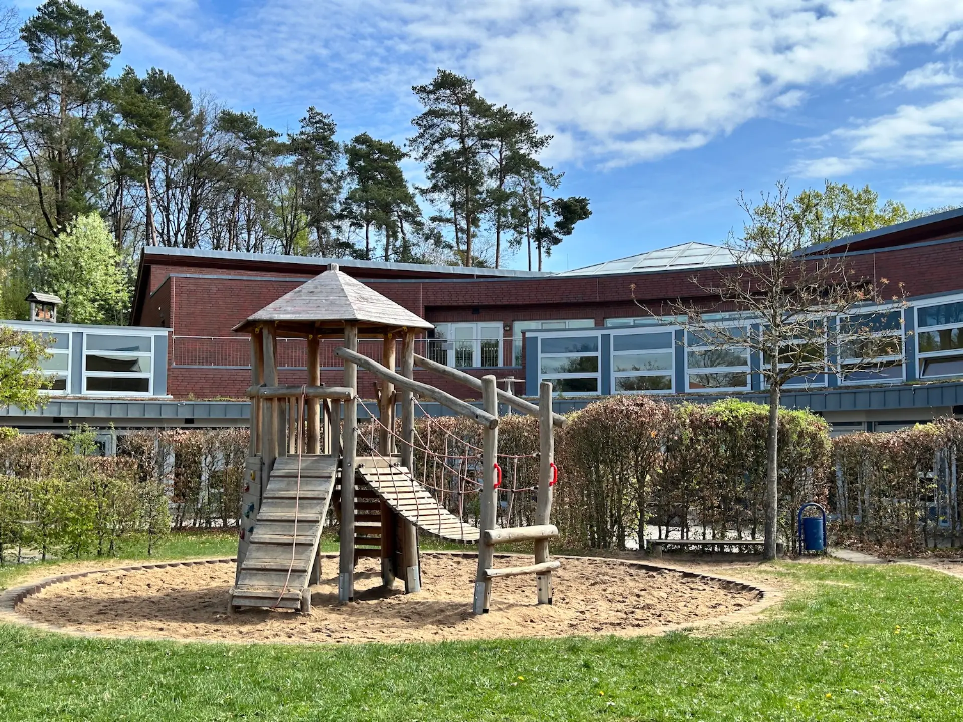Schulhof der Primarstufe mit Klettergerüst
