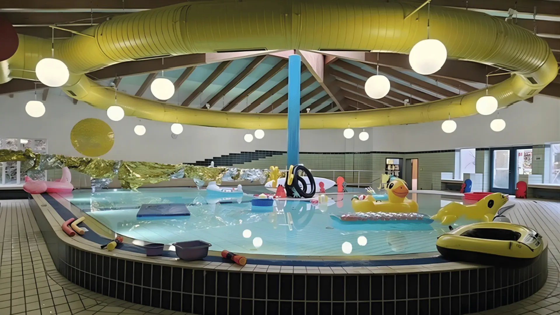 Dekoriertes Schwimmbad für das Schwimmfest