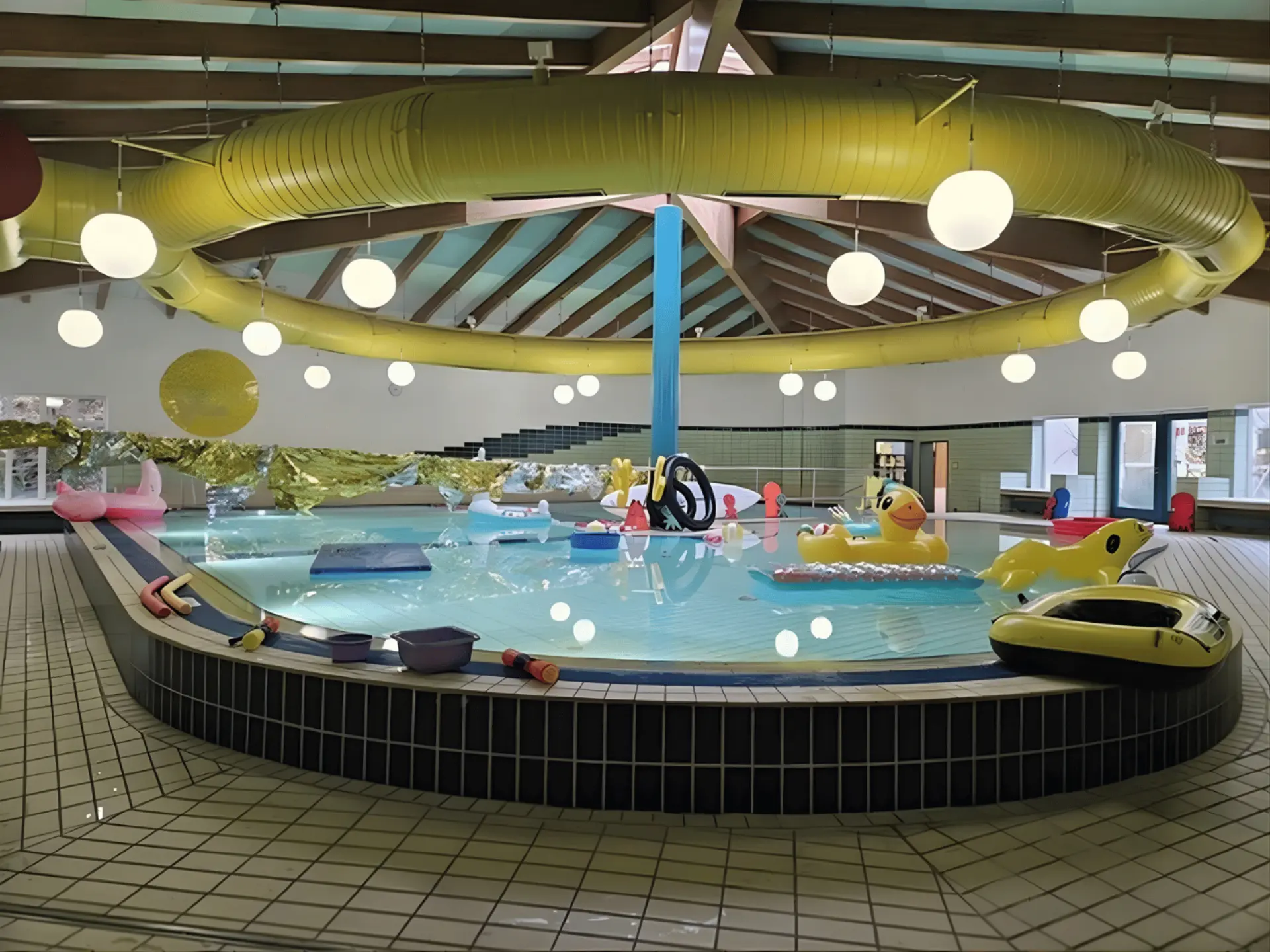 Dekoriertes Schwimmbad für das Schwimmfest