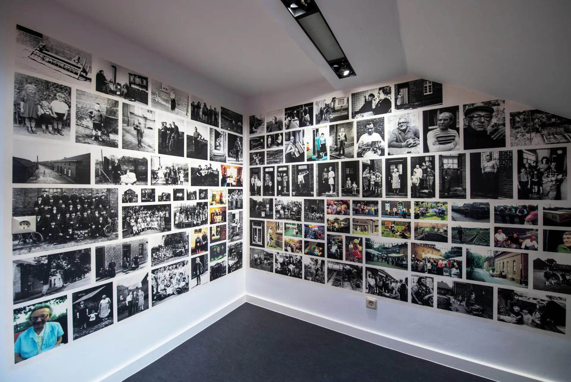 Viele Fotografien an einer Wand