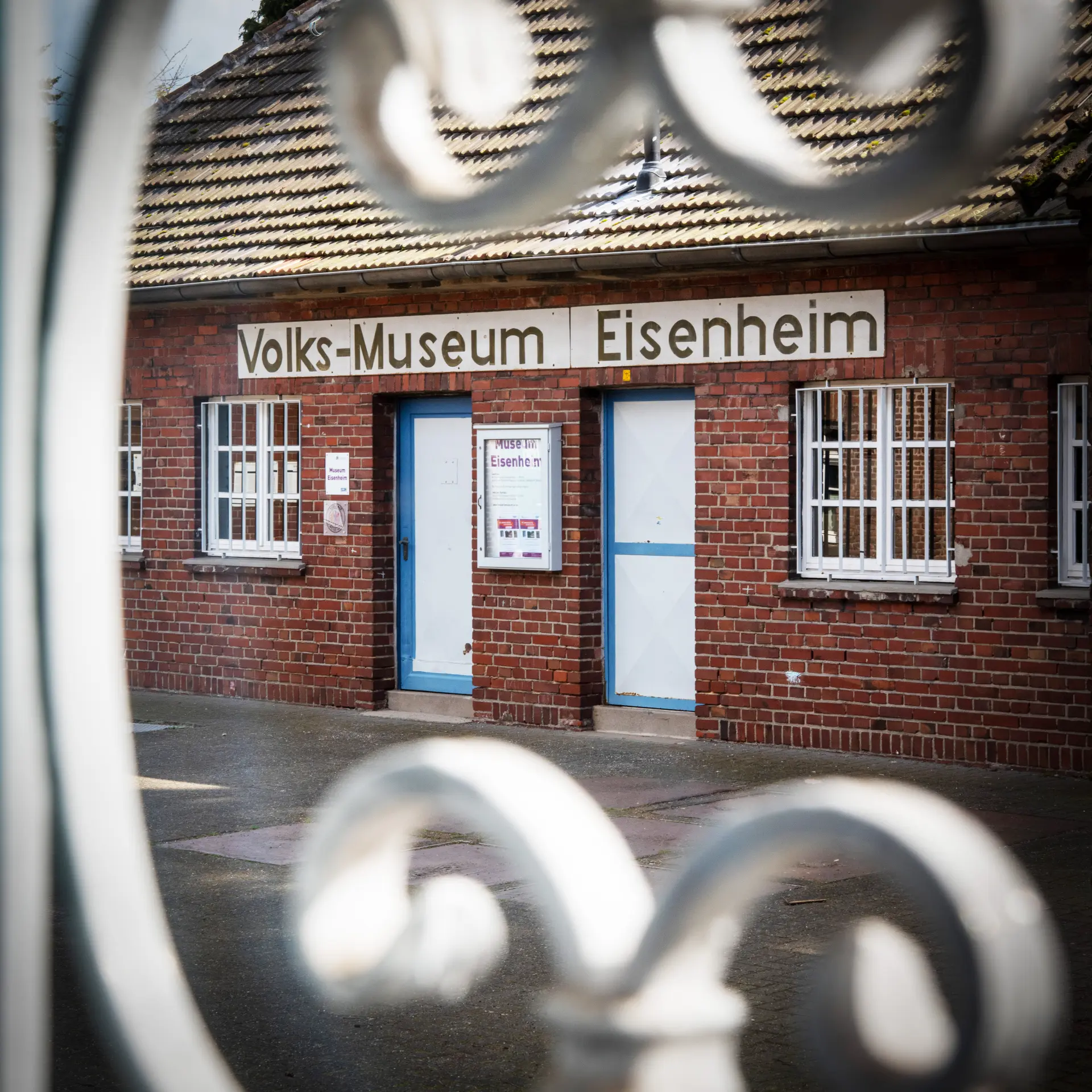 Außenansicht einer Hausfassade mit der Aufschrift "Volks-Museum Eisenheim"