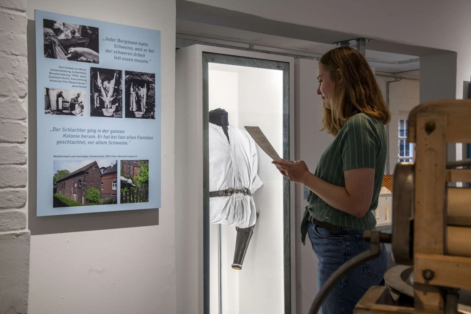 Eine Frau liest etwas in einer Ausstellung