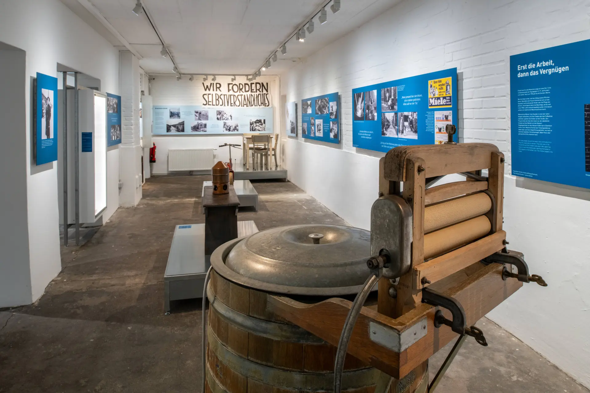 Blick in einen Ausstellungsraum mit verschiedenen Exponaten und Wandtafeln