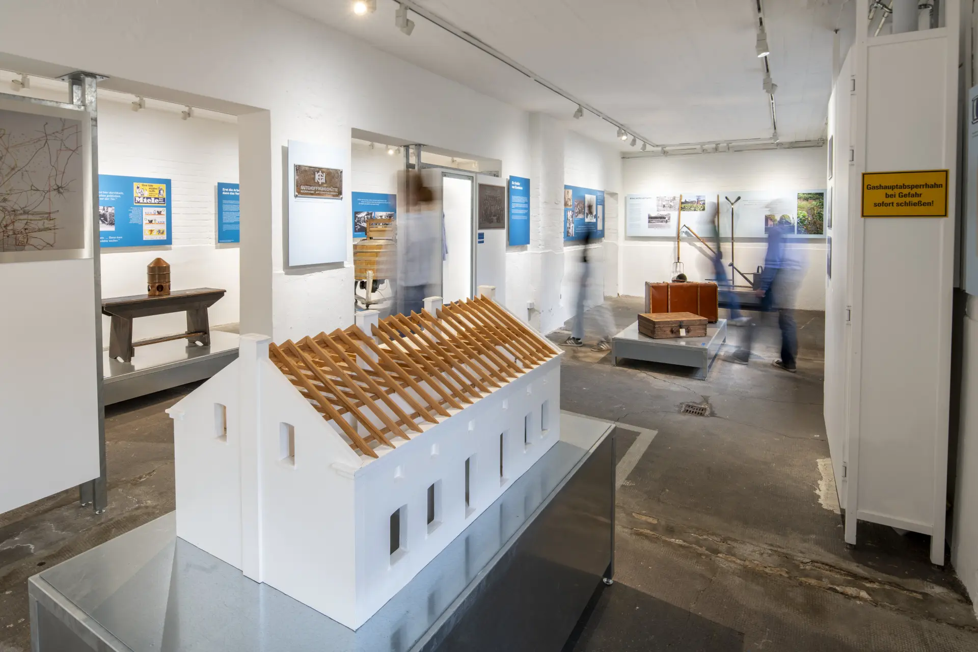 Blick in einen Ausstellungsraum mit verschiedenen Exponaten und Wandtafeln