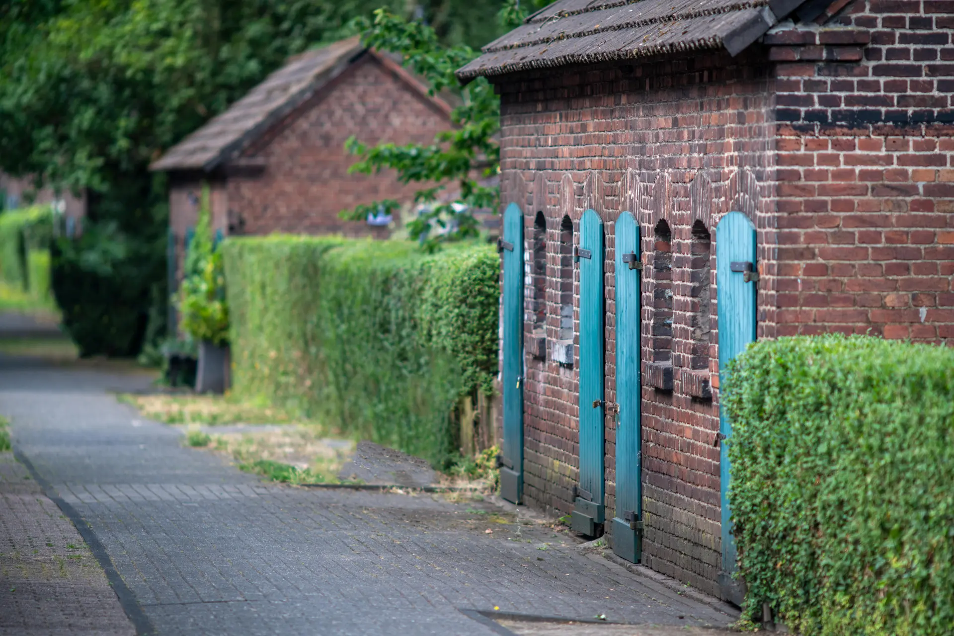Historische Häuser an einem Weg