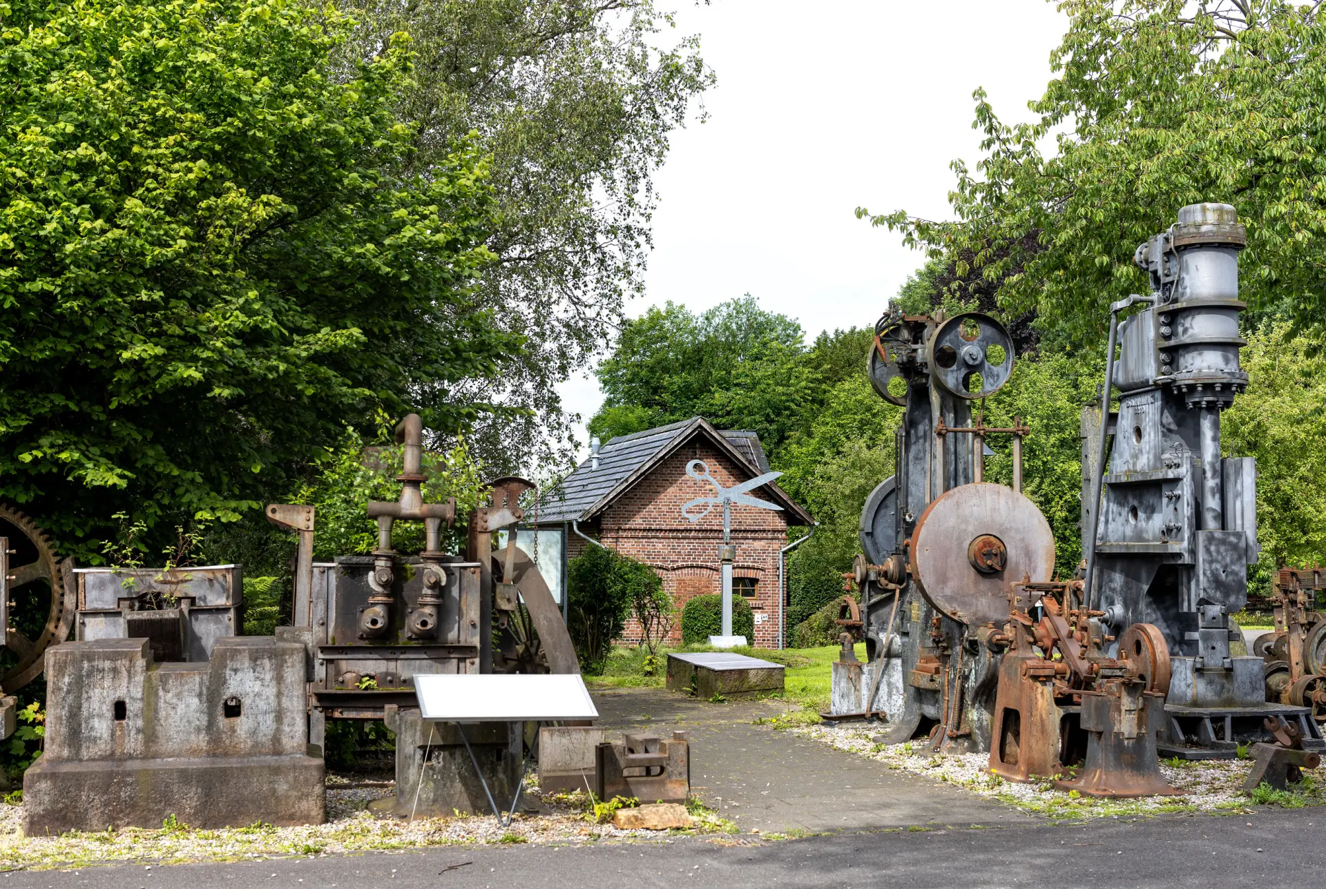 Historische Maschinen aus Metall im Freien.