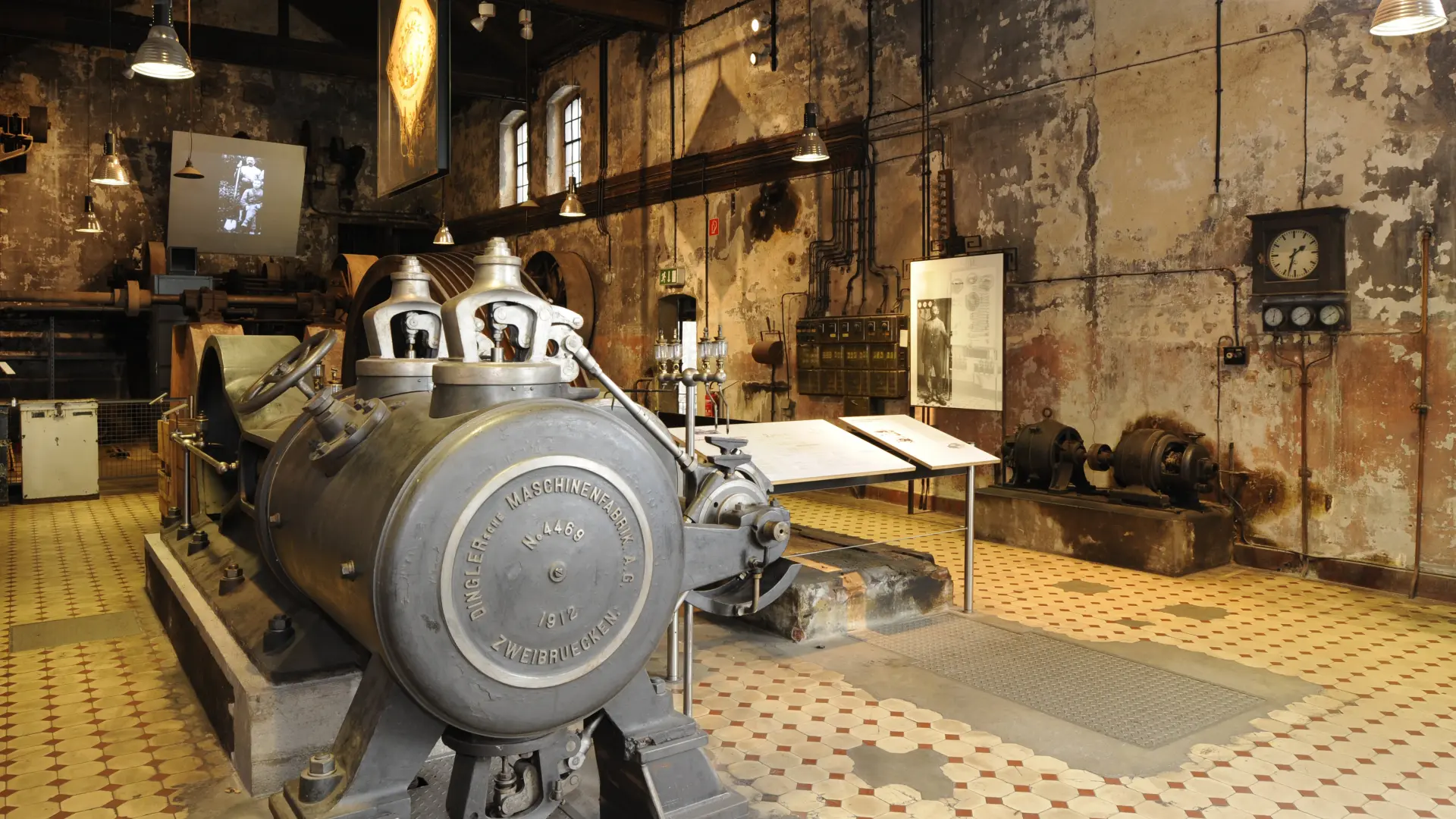 Blick auf eine historische Dampfmaschine in einem Maschinenraum.
