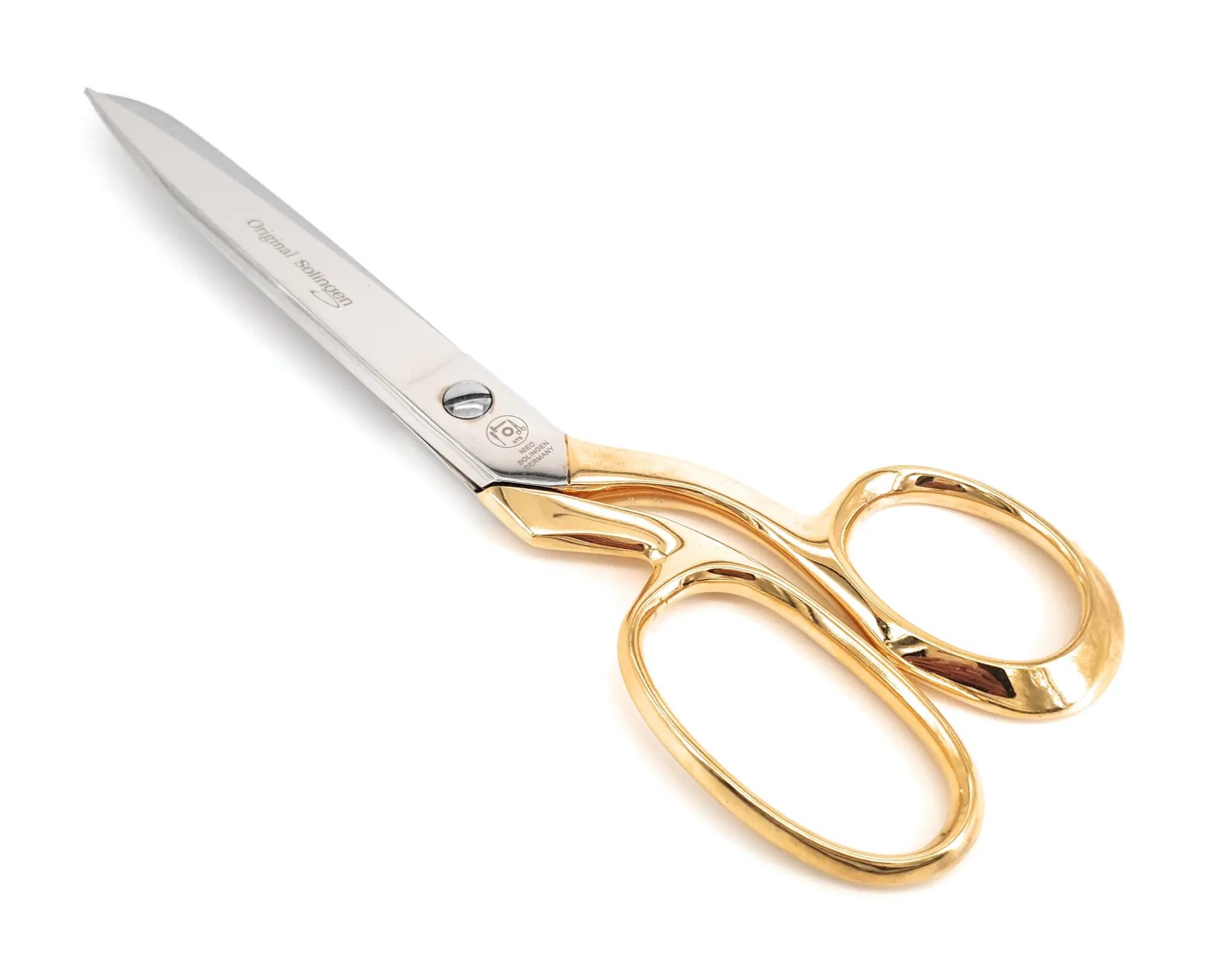 Eine Jubiläumsschere: Die Scherenblätter sind silbern und die Augen der Schere sind golden.