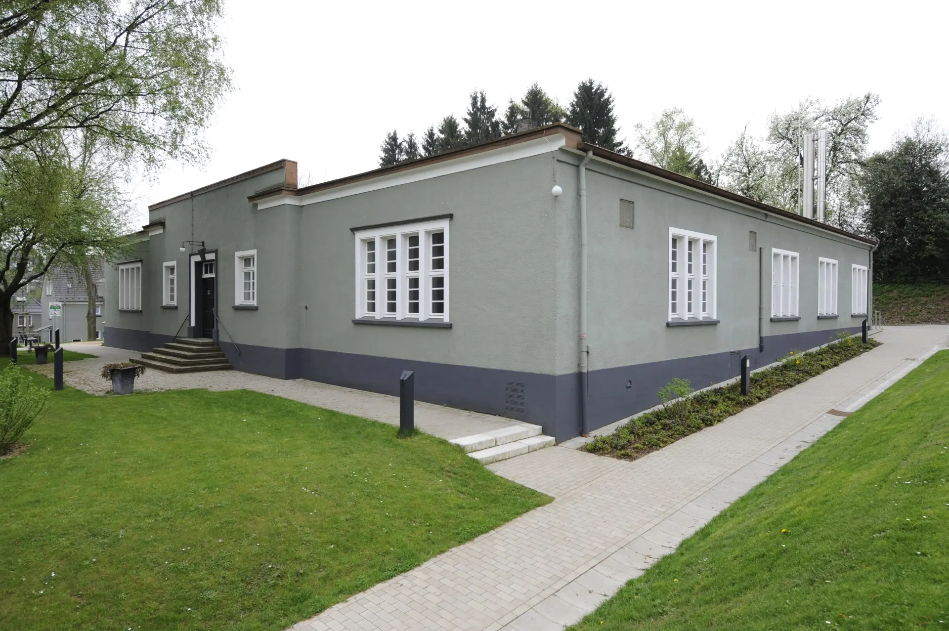 Ein graues, flaches Gebäude.