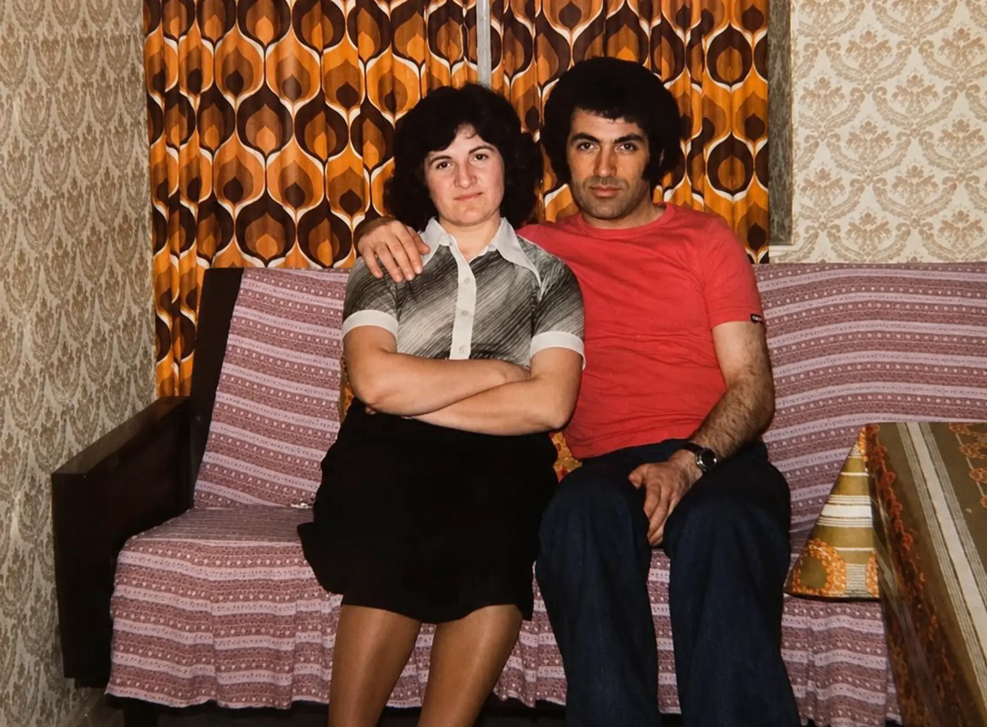 Gülten Akdağ und Selahattin Akdağ in ihrer Solinger Wohnung, 1970er Jahre. 