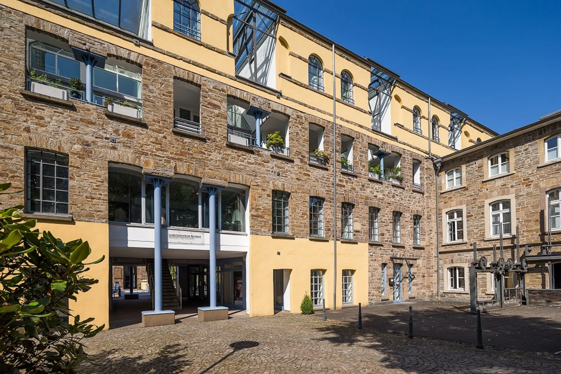 Ein Steingebäude mit vielen Fenstern.