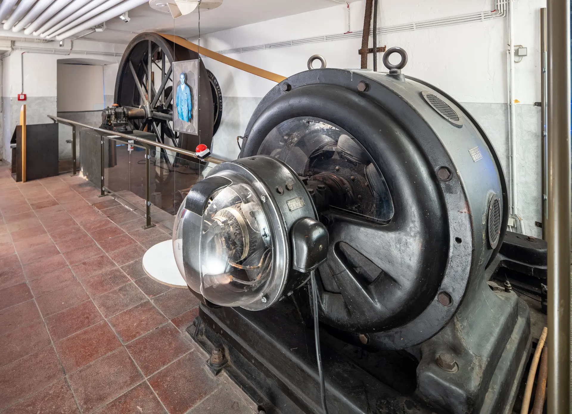 Schwungrad, das über ein Transmissionssystem mit einem Generator verbunden ist.