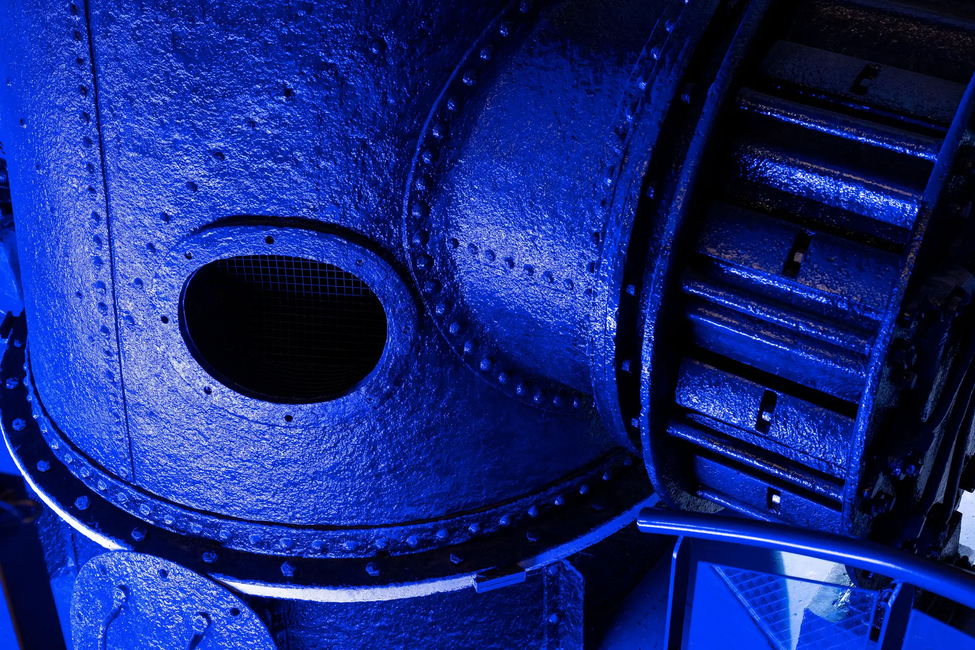 Detailaufnahme einer blau angestrahlten Turbine.