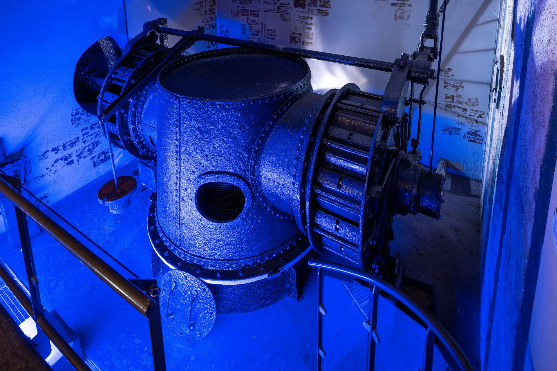Blick auf eine blau angeleuchtete Turbine.