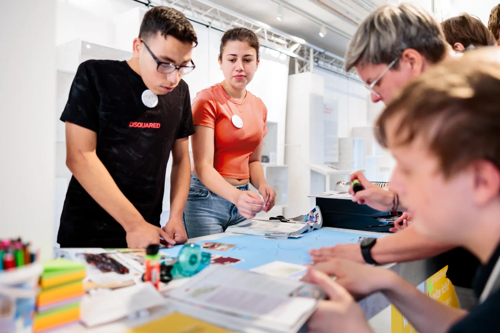 Eine Gruppe Jugendlicher bei einem Workshop.
