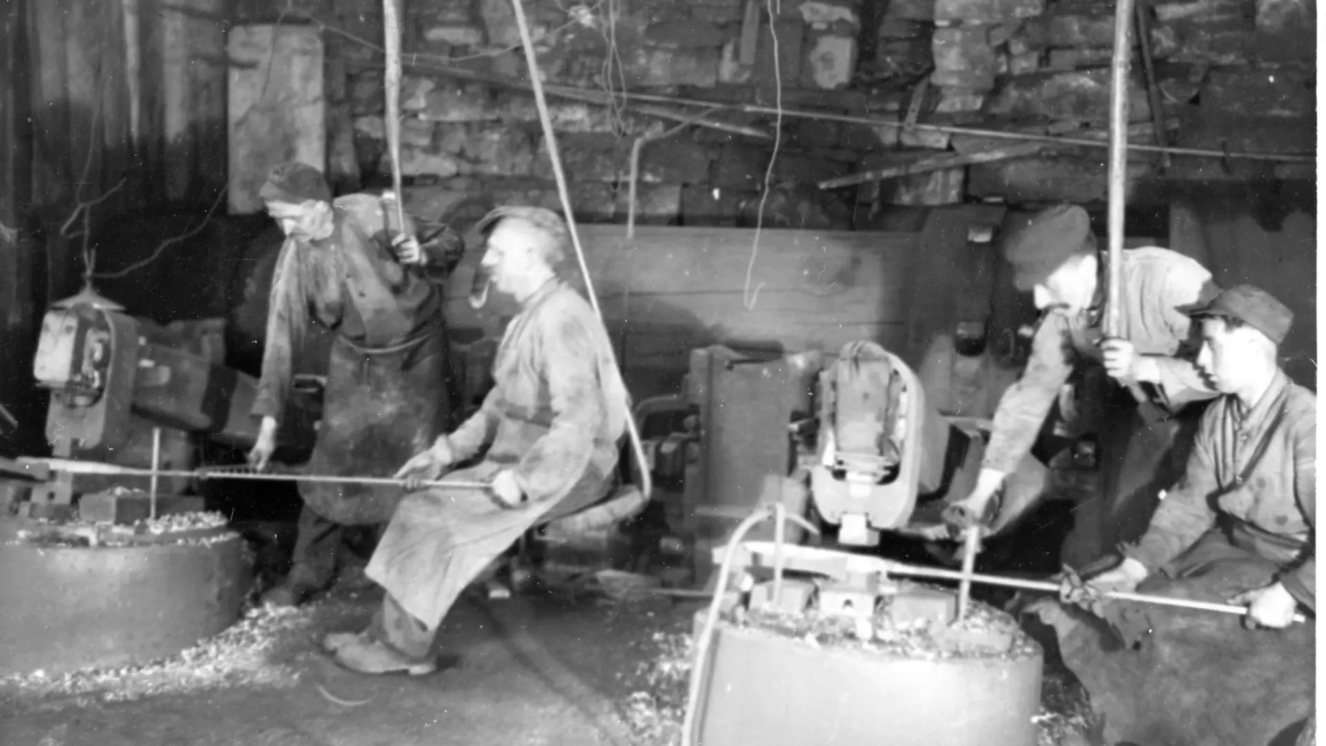 Historisches Schwarzweiß-Foto von Männern beim Schmieden