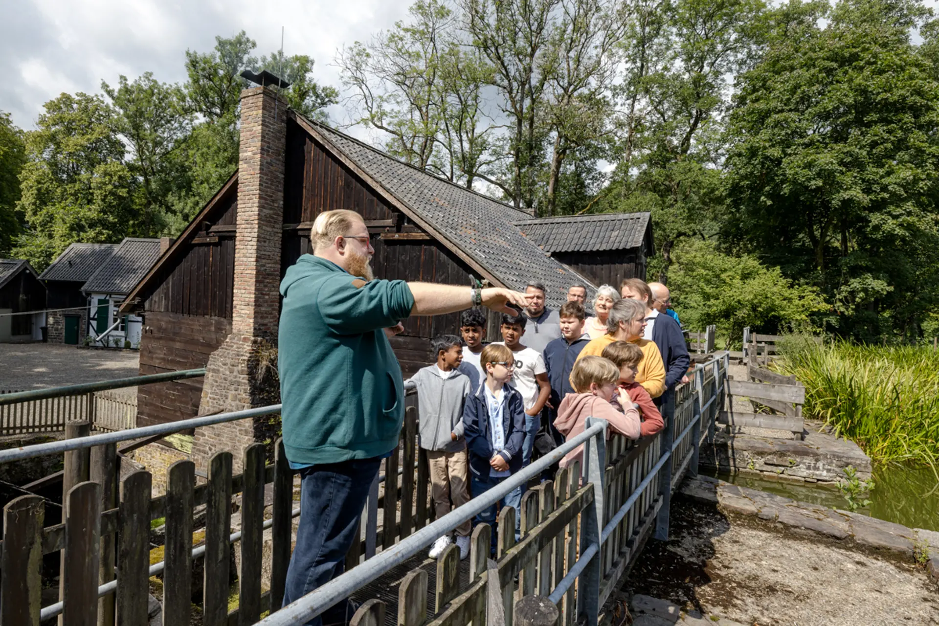 Gästeführer mit Schülergruppe auf einem Steg