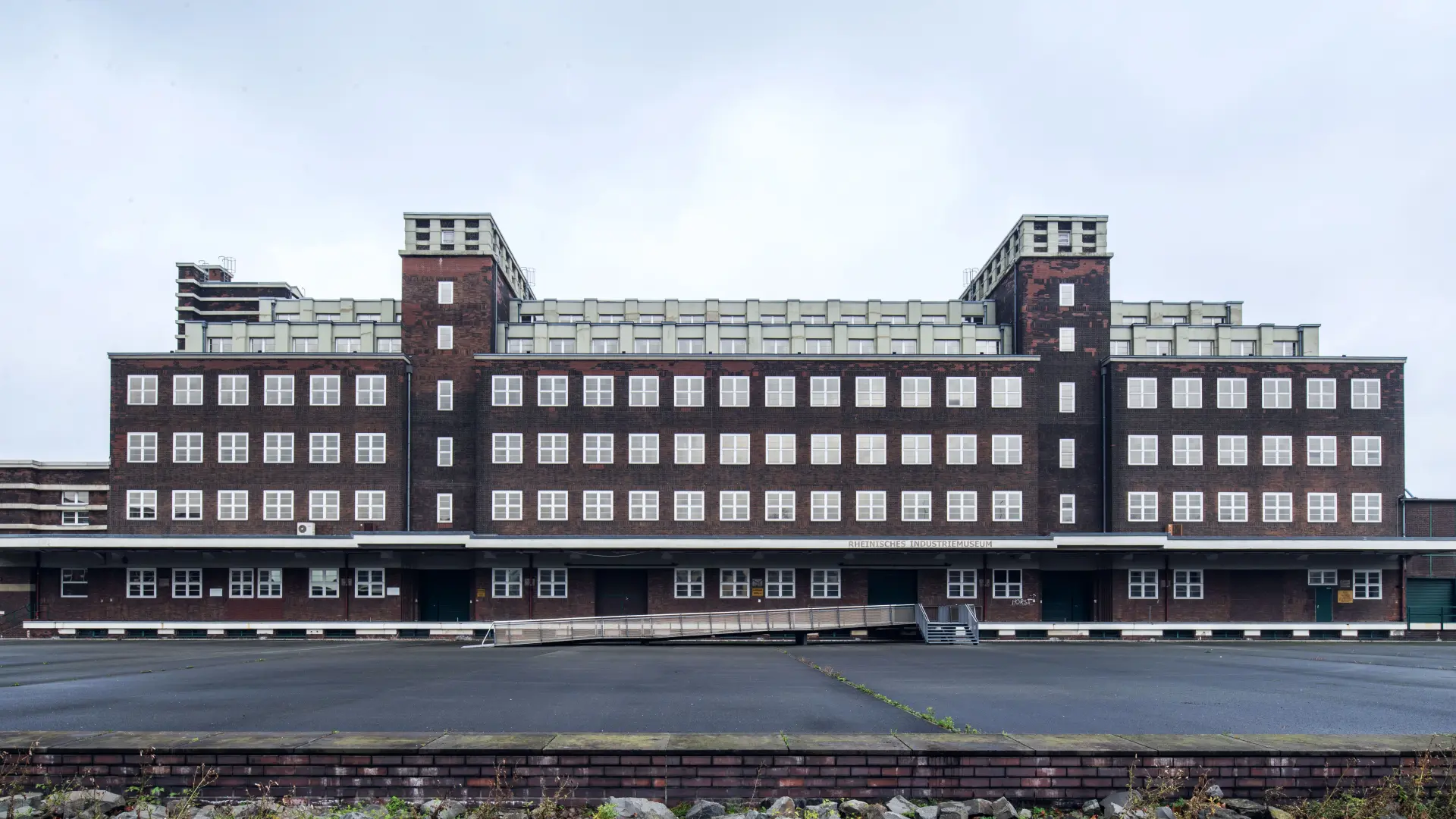 Ein flaches Gebäude mit vielen Fensterreihen.