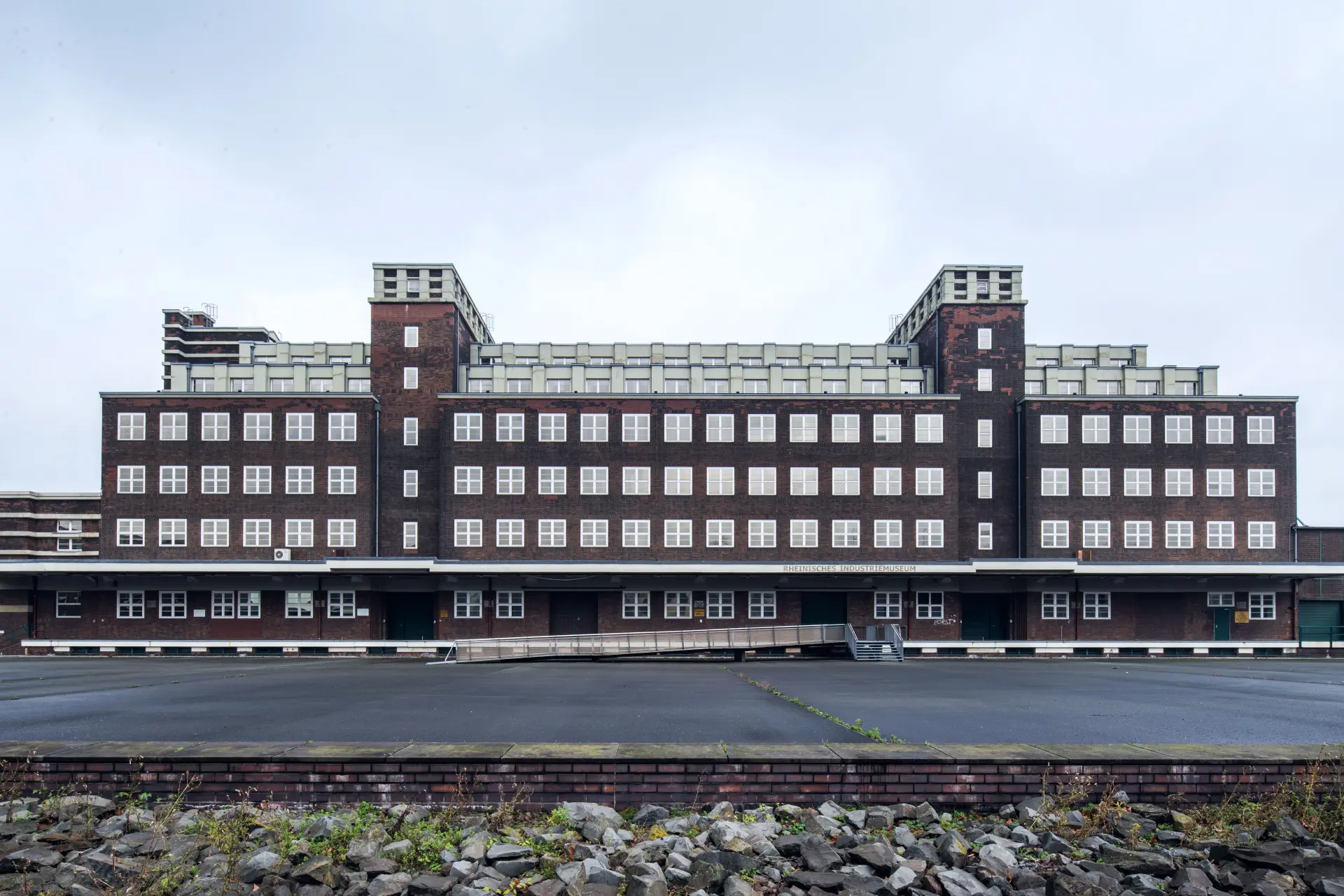 Ein flaches Gebäude mit vielen Fensterreihen.