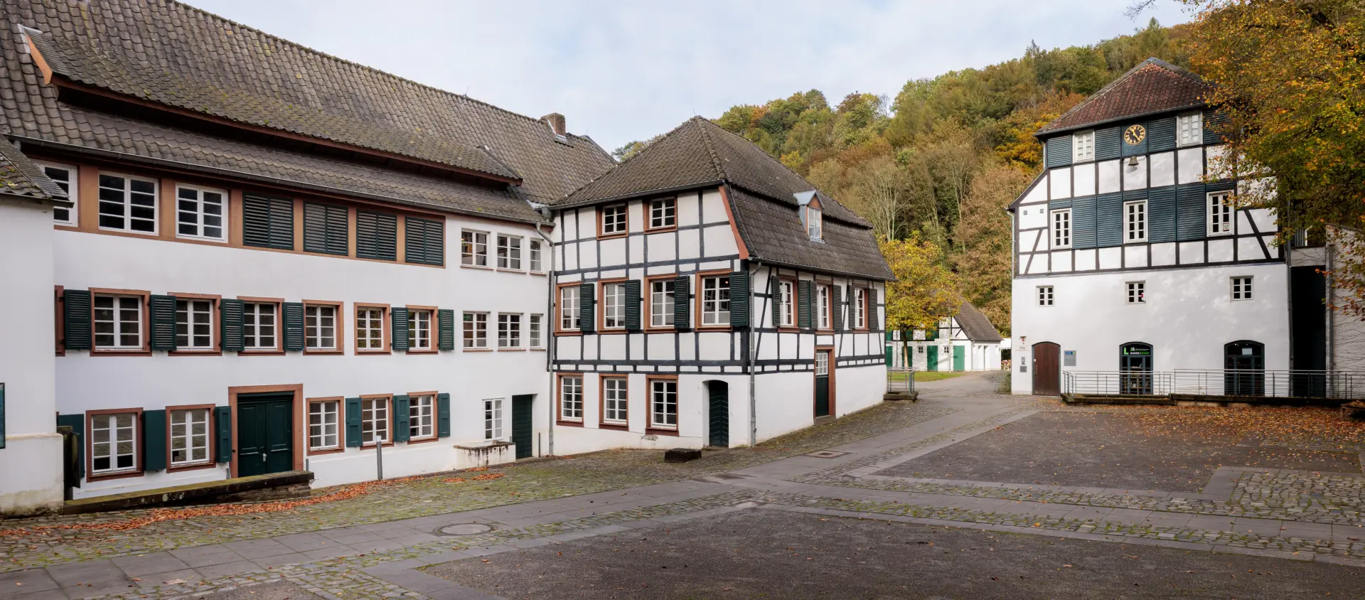 Historische Gebäude in herbstlicher Umgebung