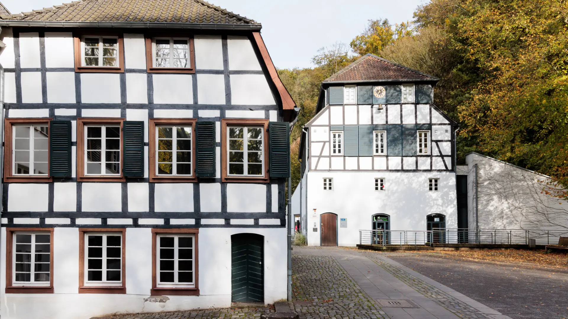 Historisches Gebäude in herbstlicher Umgebung