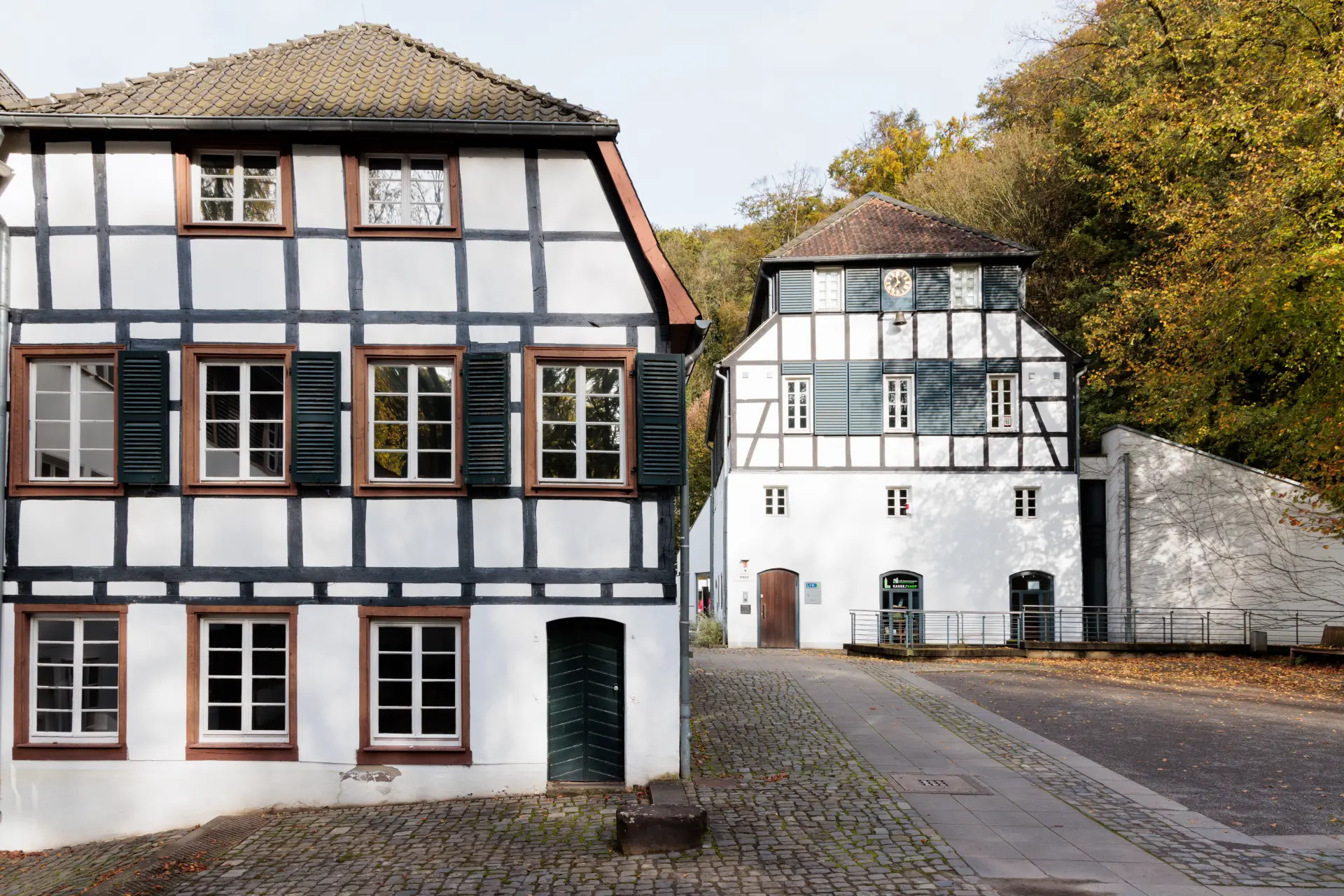 Historisches Gebäude in herbstlicher Umgebung