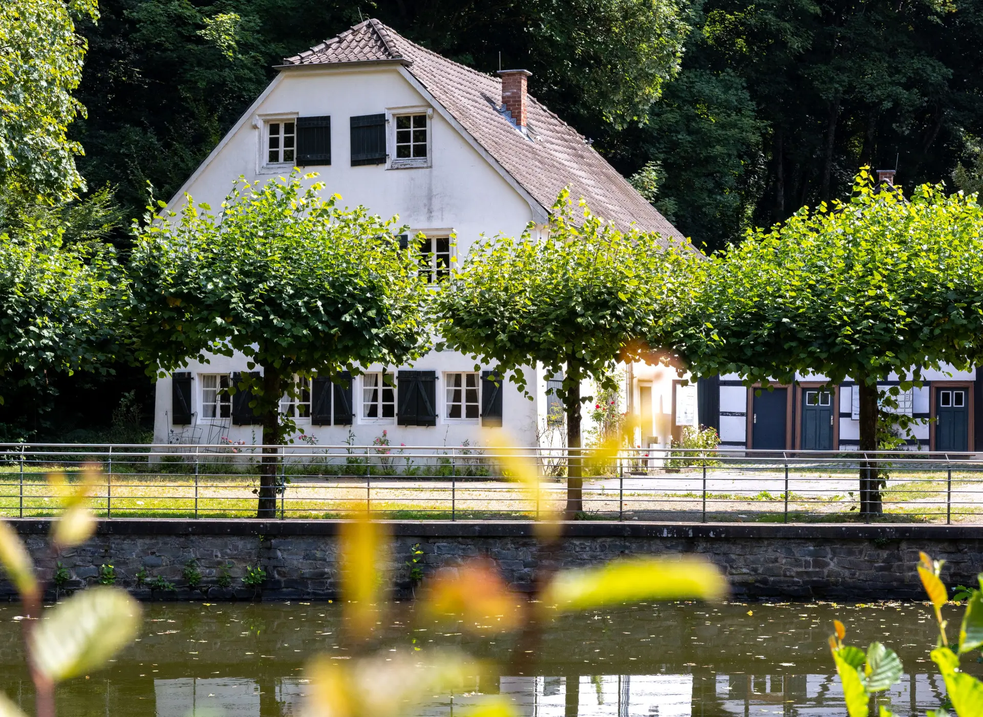 Historisches Gebäude in herbstlicher Umgebung