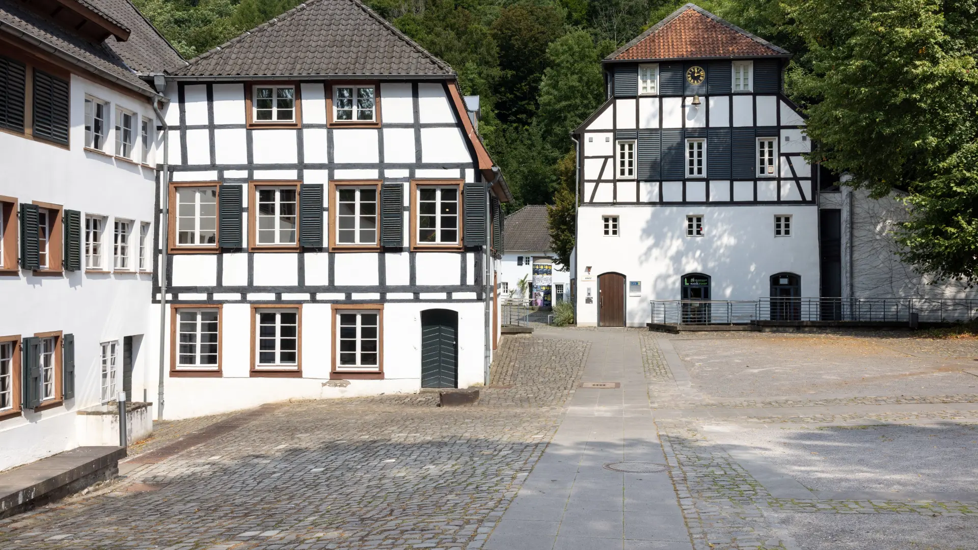 Fachwerkhäuser in grüner Landschaft im Sommer
