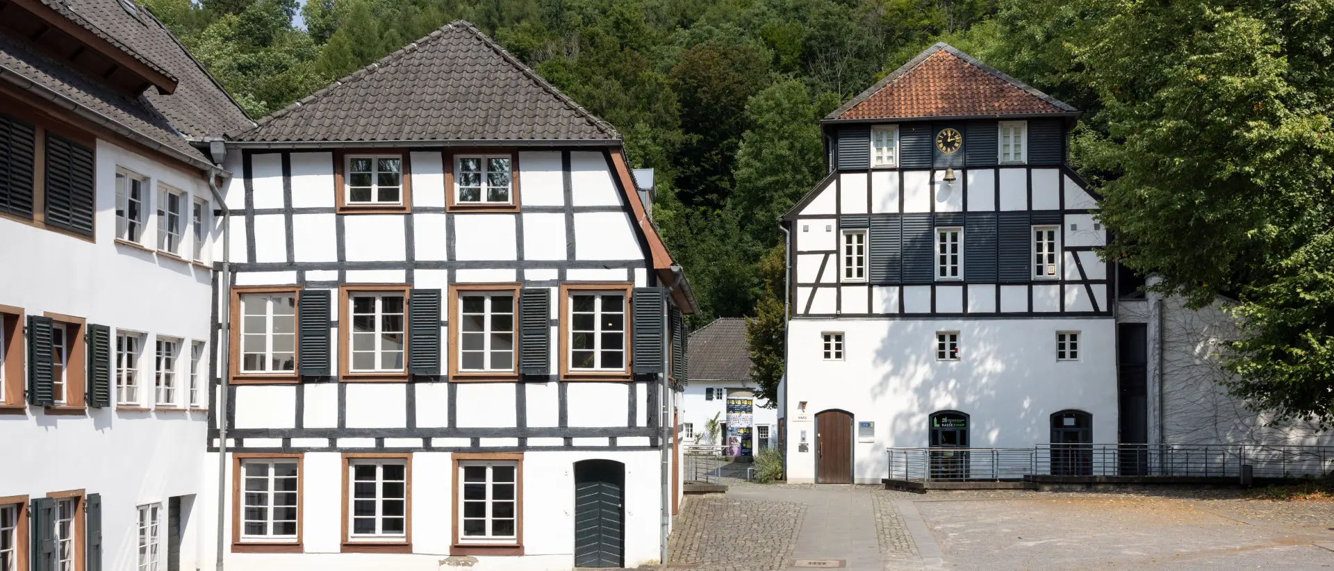 Fachwerkhäuser in grüner Landschaft im Sommer