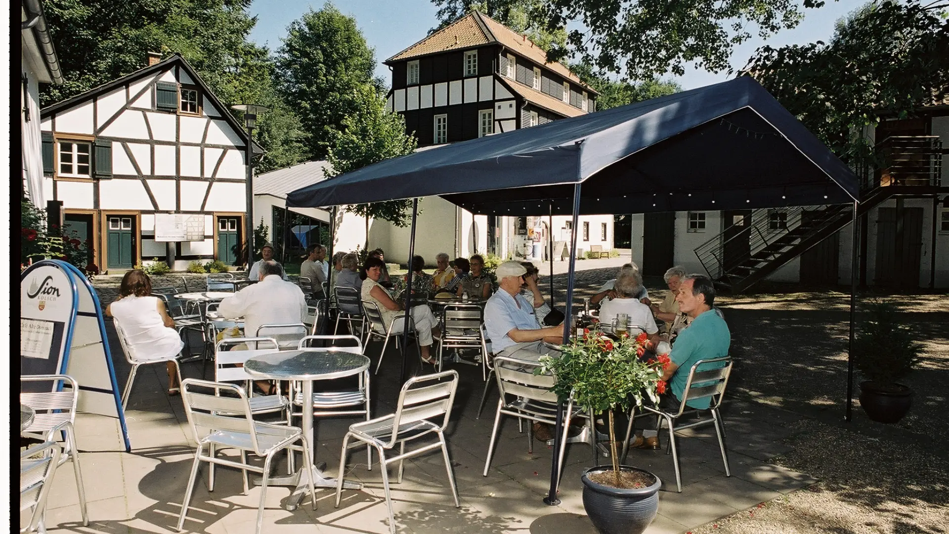Personen sitzen in einem Biergarten
