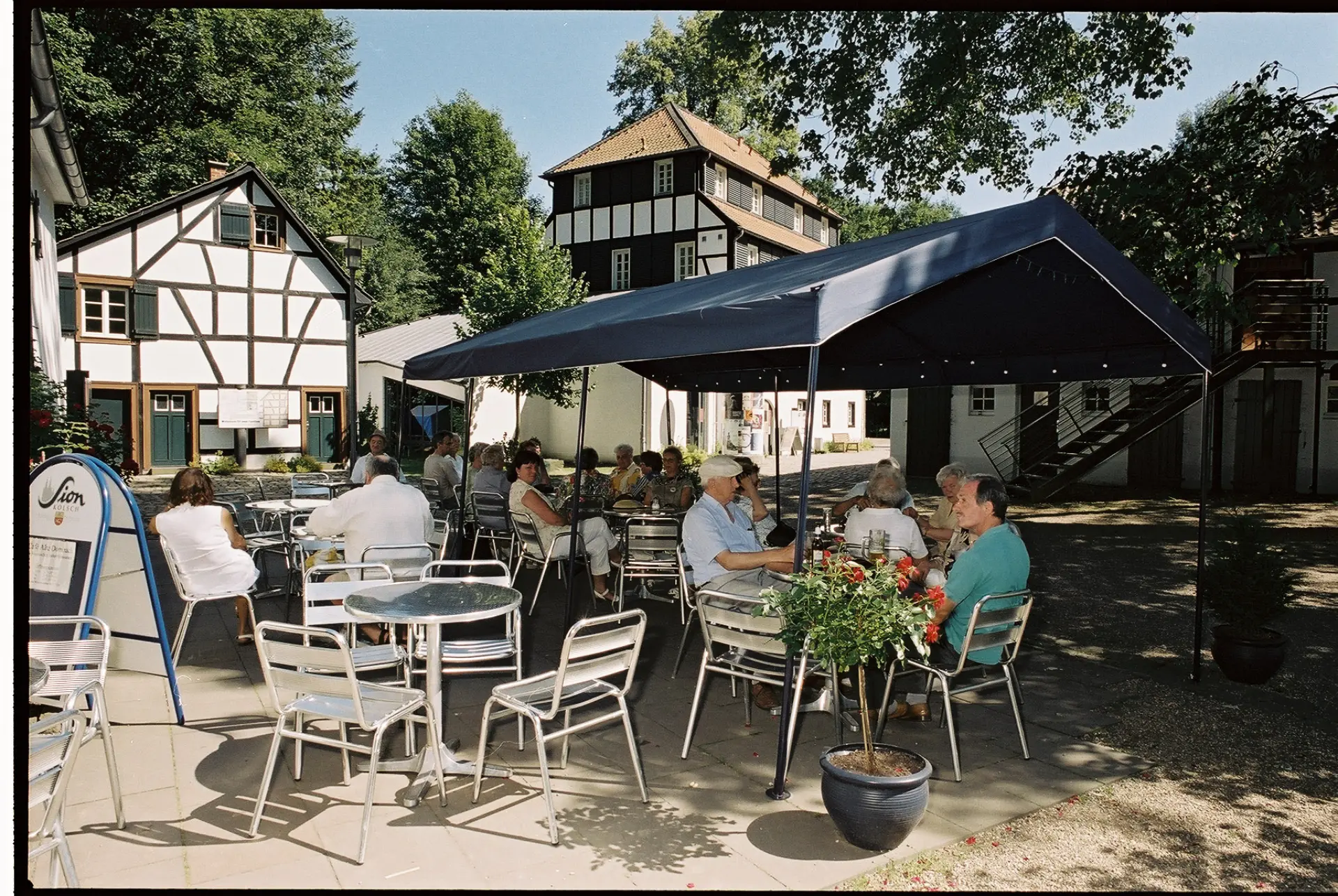 Personen sitzen in einem Biergarten