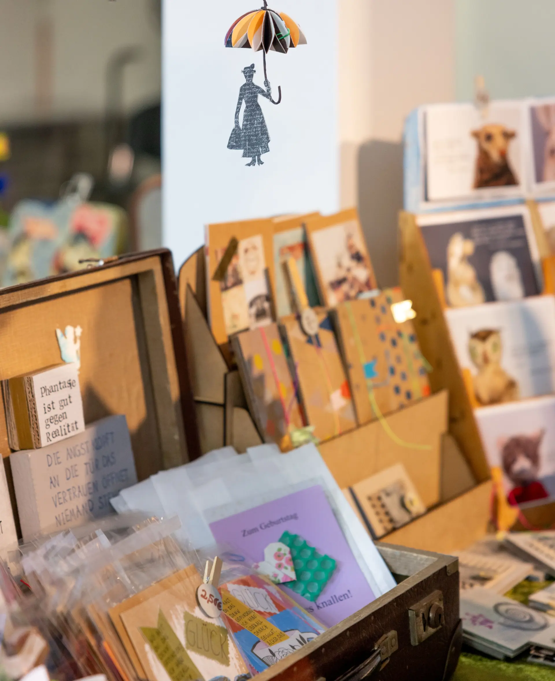 Detailansicht eines Verkaufsstand mit Papierprodukten