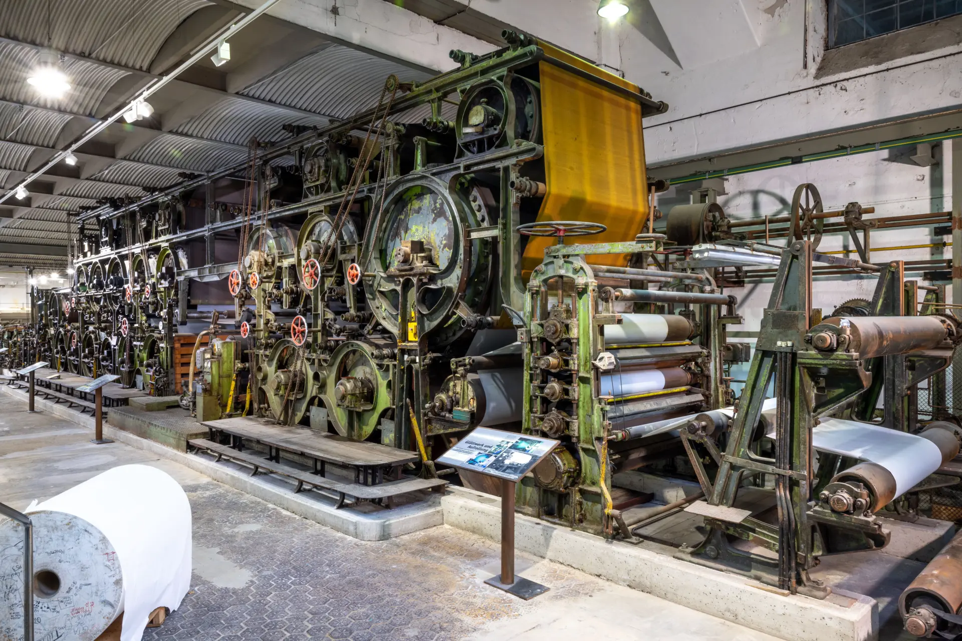 Riesige Papiermaschine in einer Halle