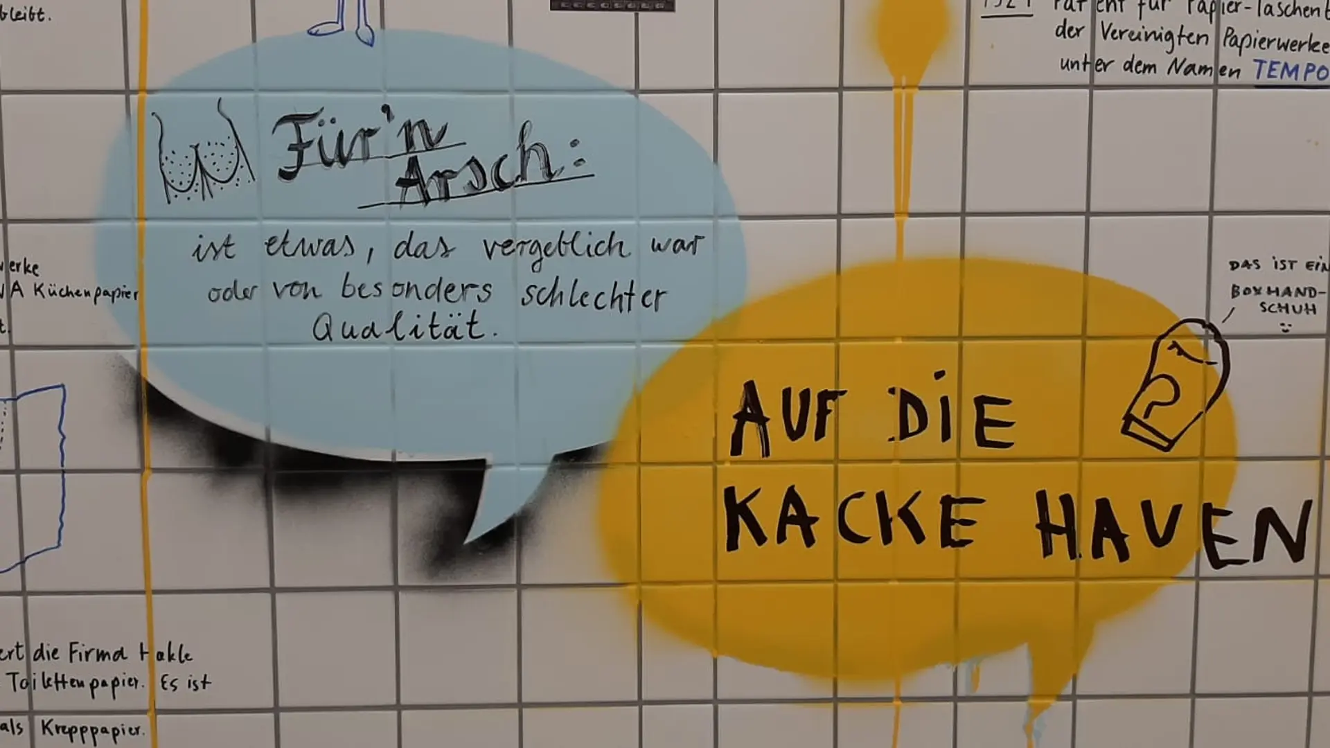 Eine mit Klosprüchen beschriebene, gekachelte Wand.