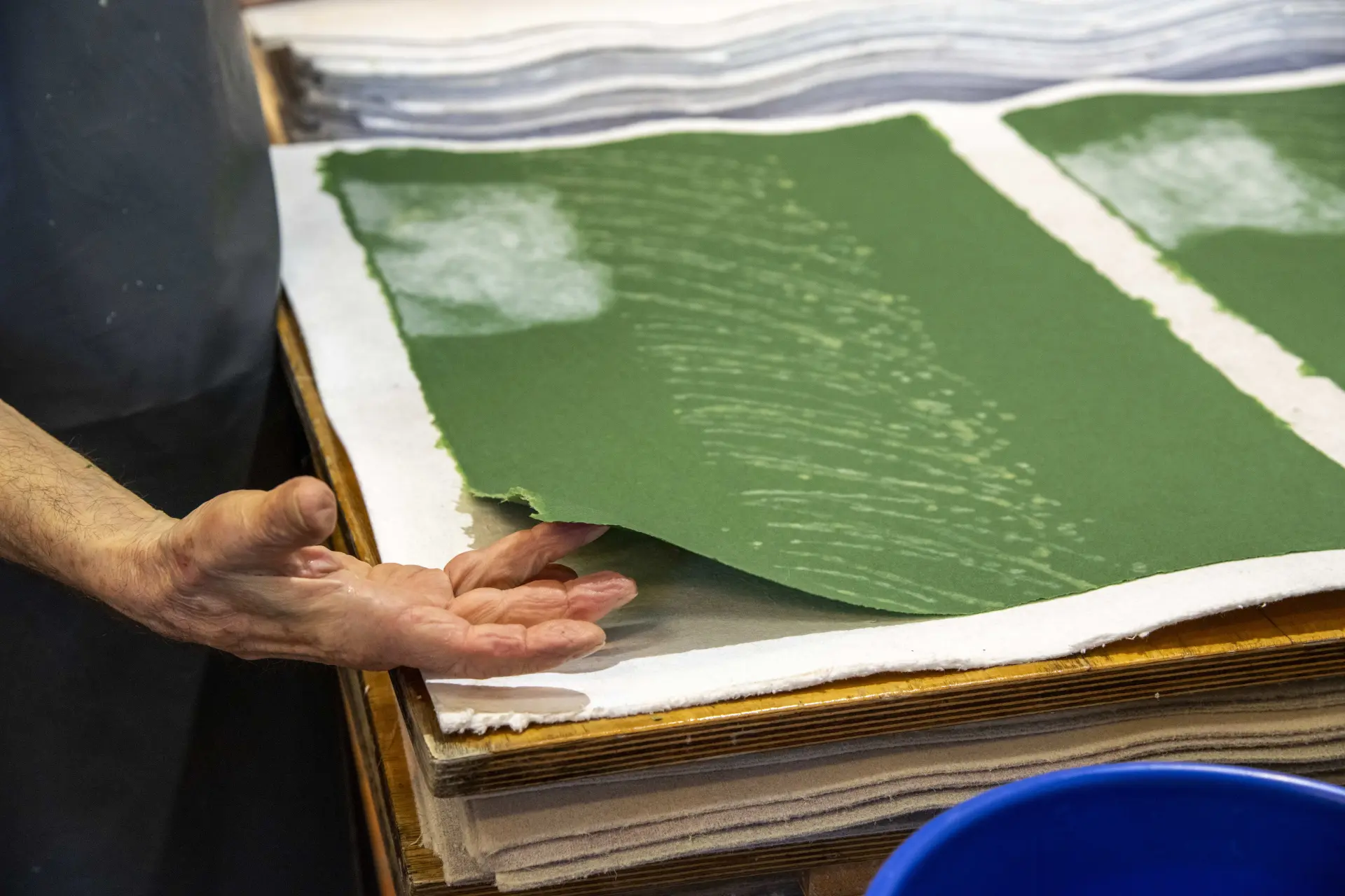 Handgeschöpfter grüner Papierbogen mit Papierguss.