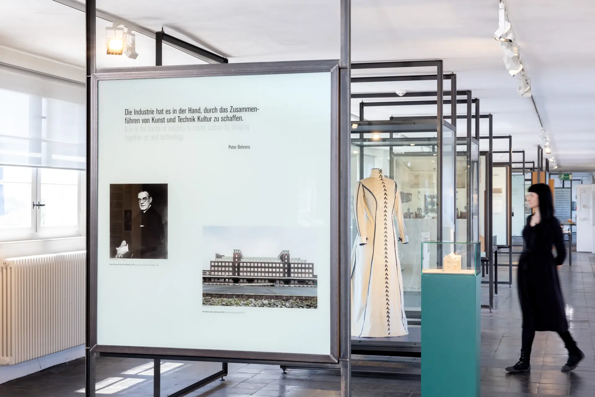 Eine Frau läuft durch eine Ausstellung