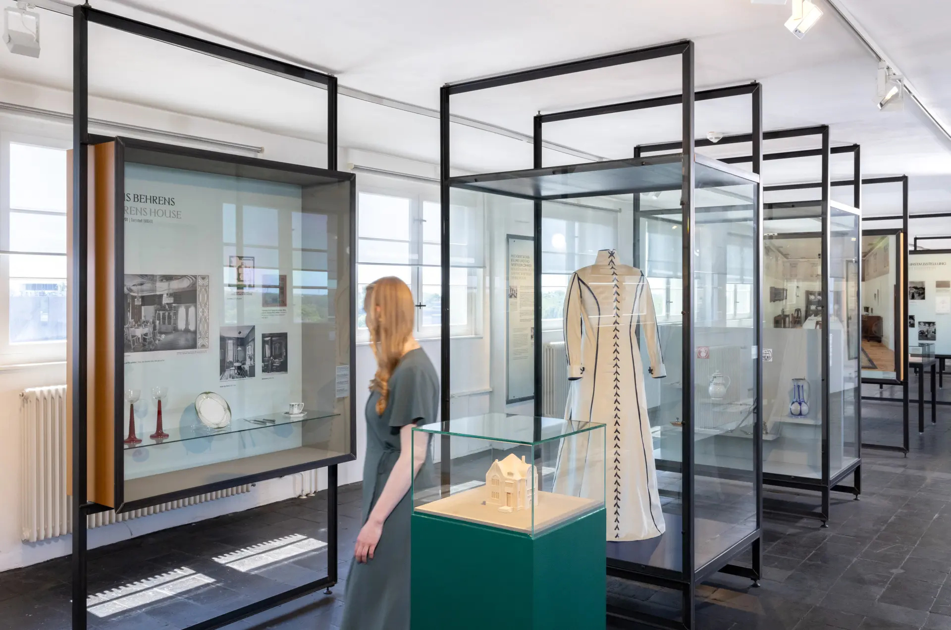 Eine Frau schaut sich eine Vitrine in einer Ausstellung an
